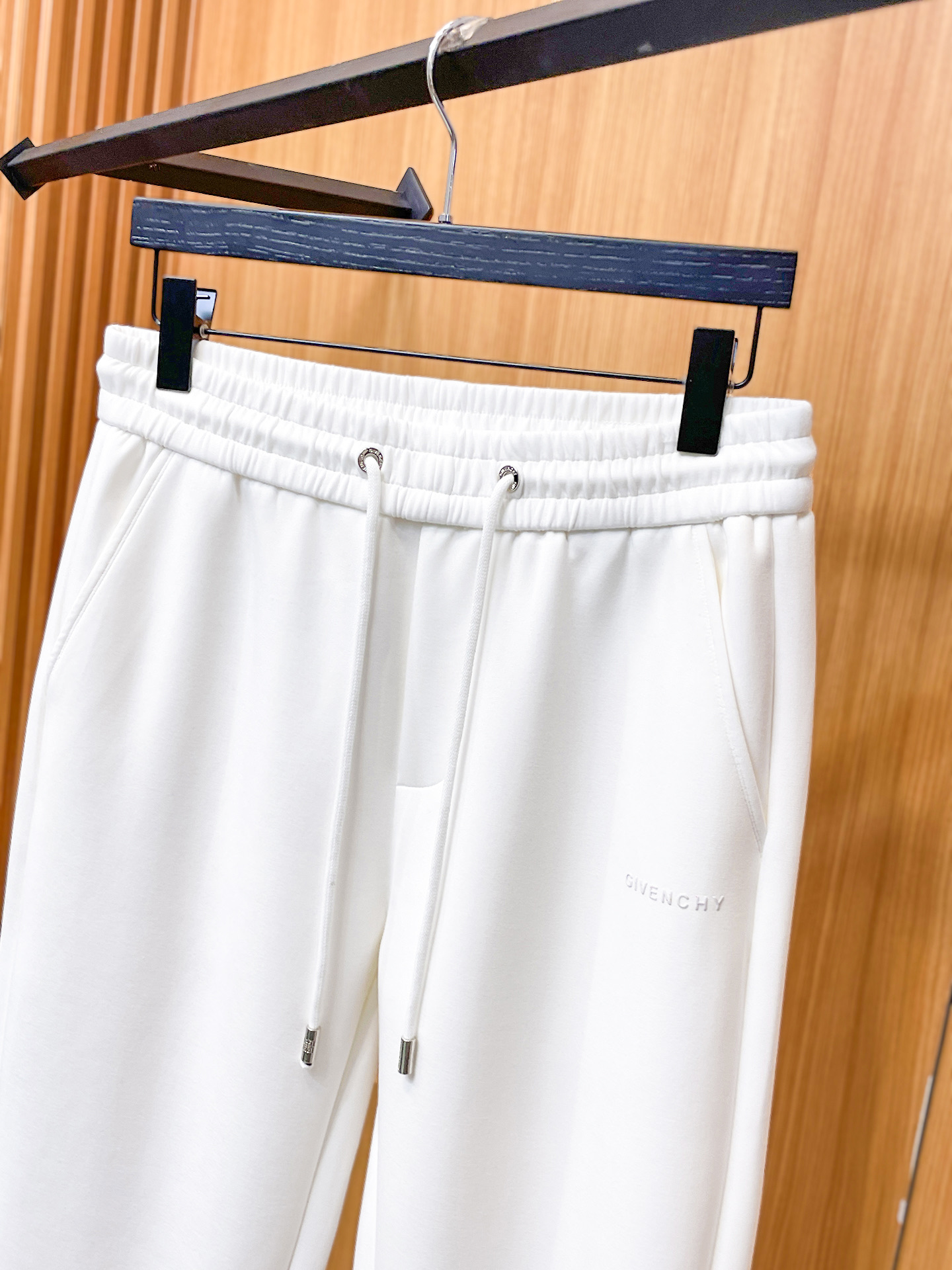 纪梵希 顶级货品🐮 🆕2025秋冬新款休闲裤！官网同步发售。品牌经典LOGO休闲裤 ，定制面料，舒适度极