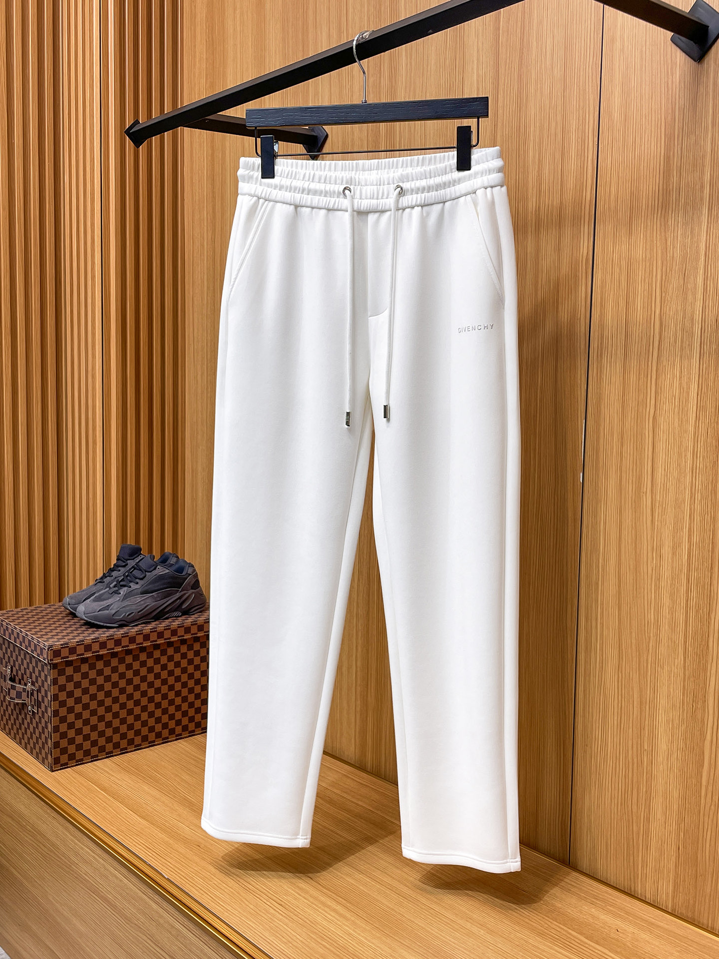 纪梵希 顶级货品🐮 🆕2025秋冬新款休闲裤！官网同步发售。品牌经典LOGO休闲裤 ，定制面料，舒适度极