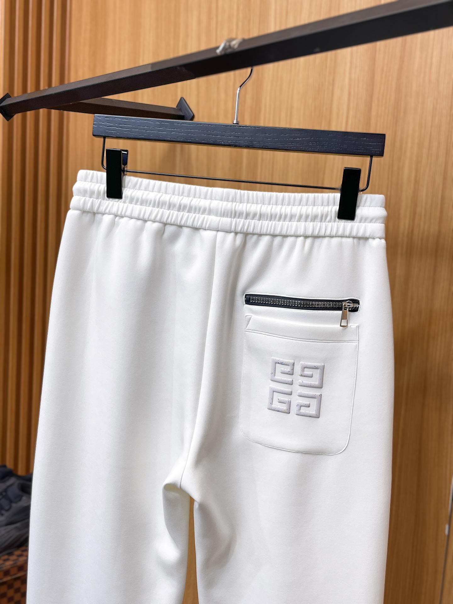 纪梵希 顶级货品🐮 🆕2025秋冬新款休闲裤！官网同步发售。品牌经典LOGO休闲裤 ，定制面料，舒适度极