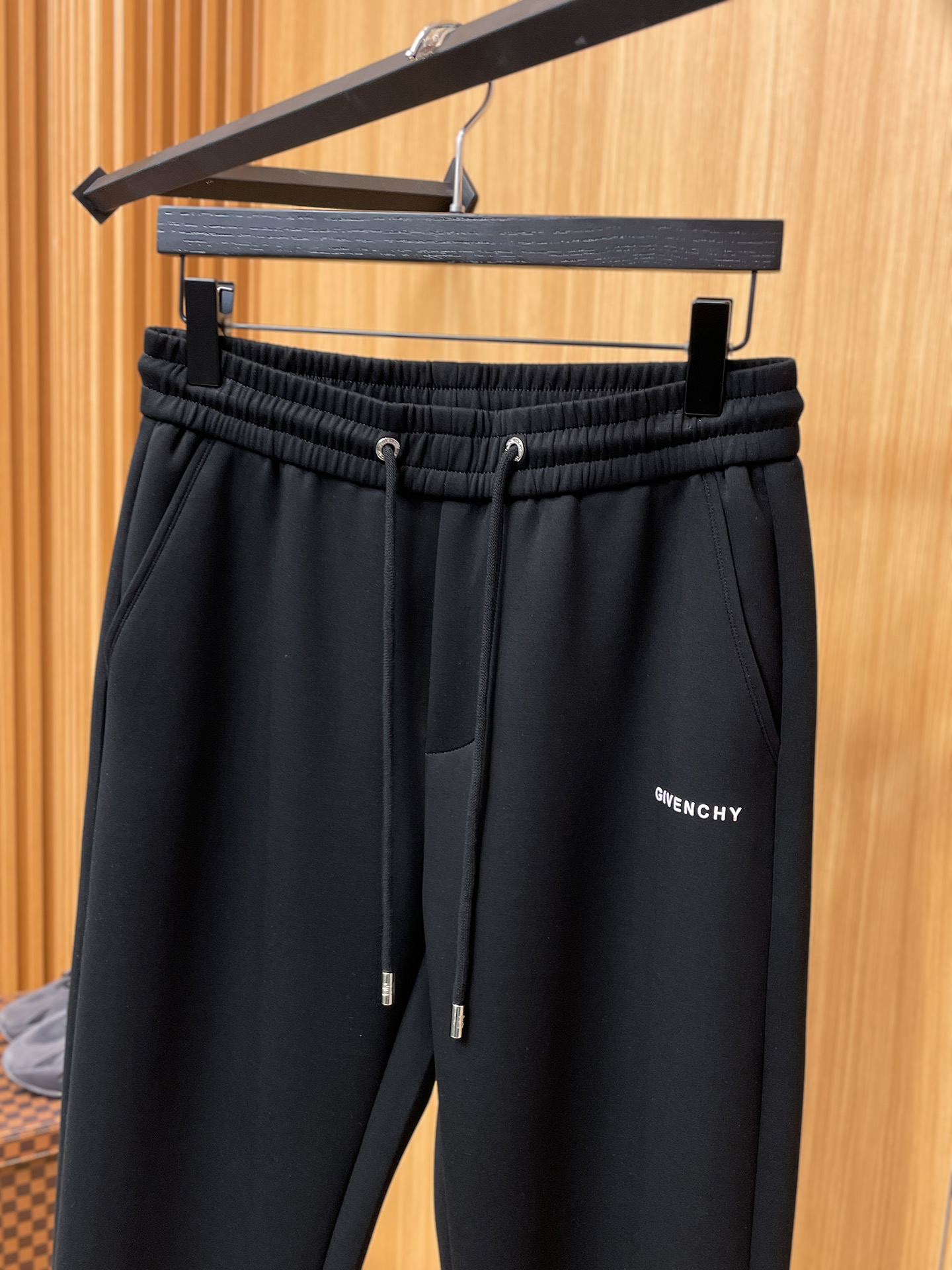 纪梵希 顶级货品🐮 🆕2025秋冬新款休闲裤！官网同步发售。品牌经典LOGO休闲裤 ，定制面料，舒适度极