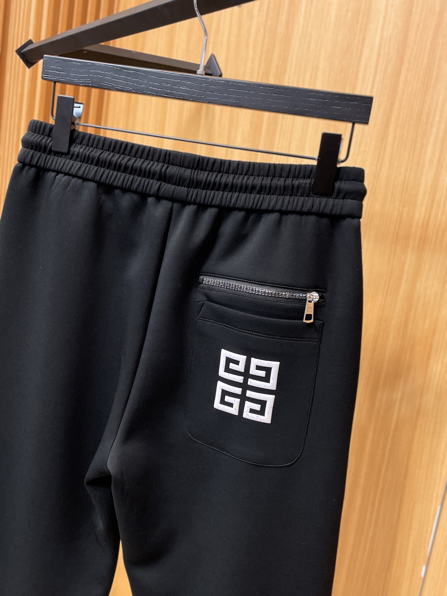 纪梵希 顶级货品🐮 🆕2025秋冬新款休闲裤！官网同步发售。品牌经典LOGO休闲裤 ，定制面料，舒适度极