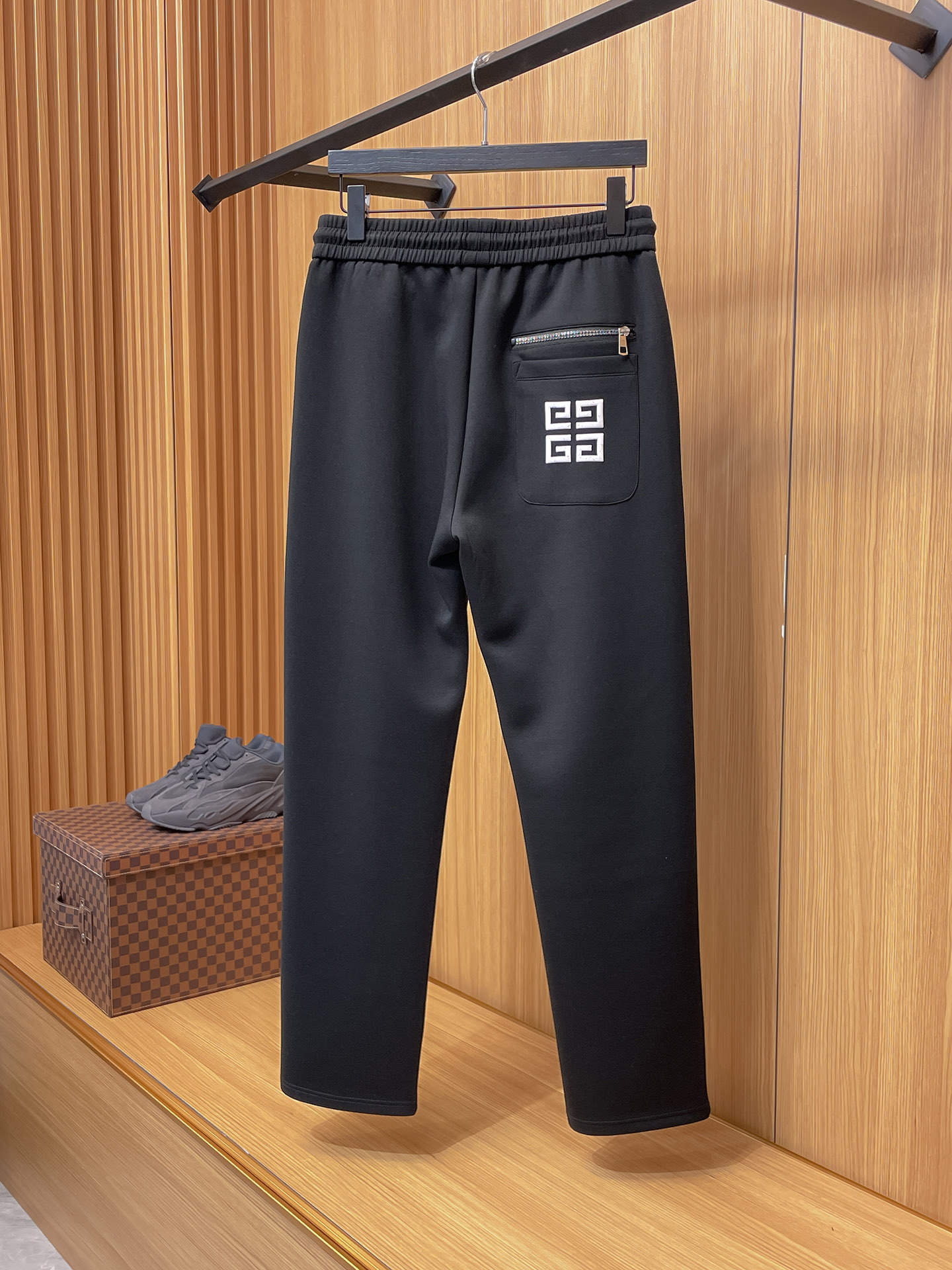 纪梵希 顶级货品🐮 🆕2025秋冬新款休闲裤！官网同步发售。品牌经典LOGO休闲裤 ，定制面料，舒适度极