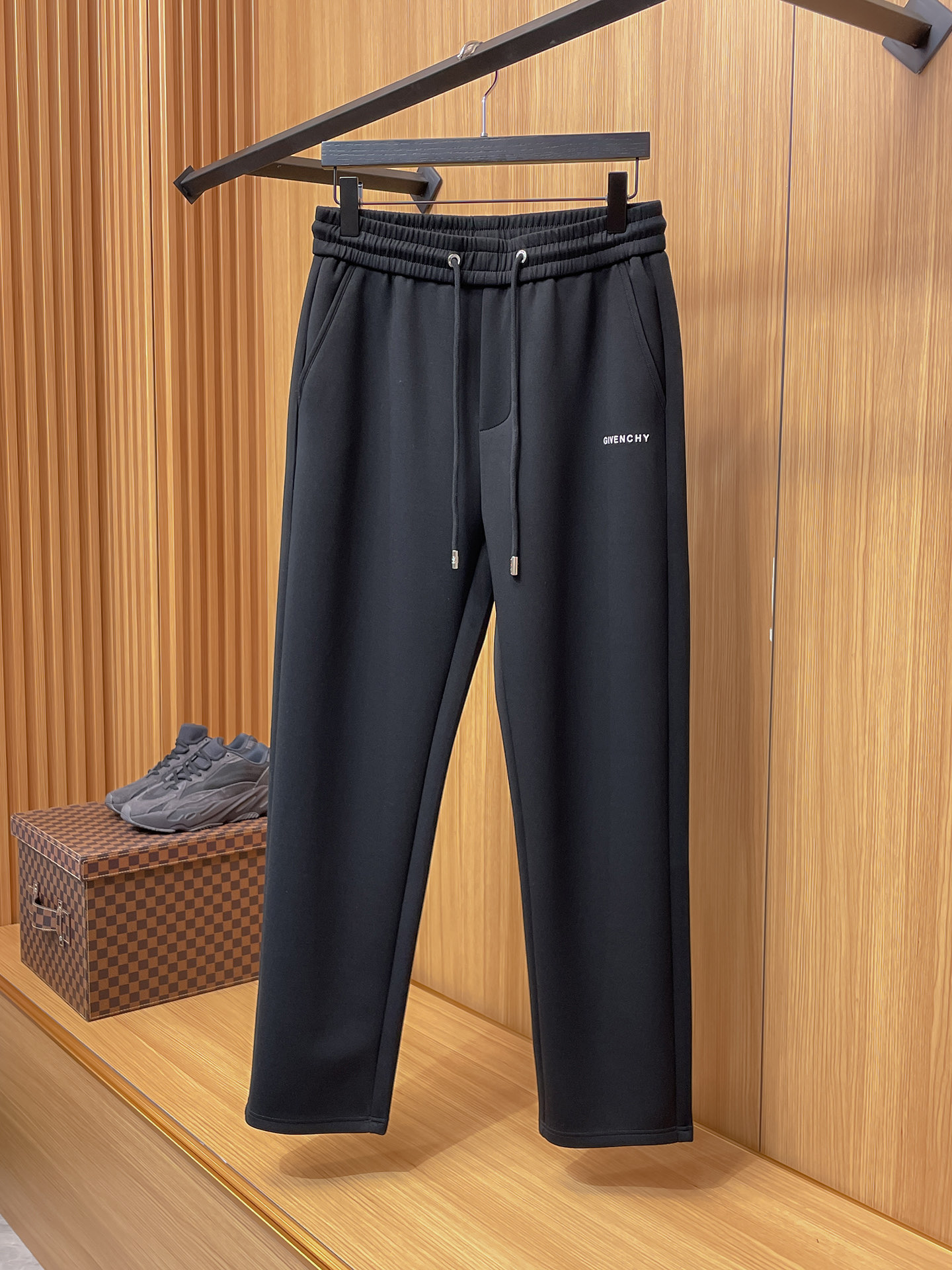 纪梵希 顶级货品🐮 🆕2025秋冬新款休闲裤！官网同步发售。品牌经典LOGO休闲裤 ，定制面料，舒适度极