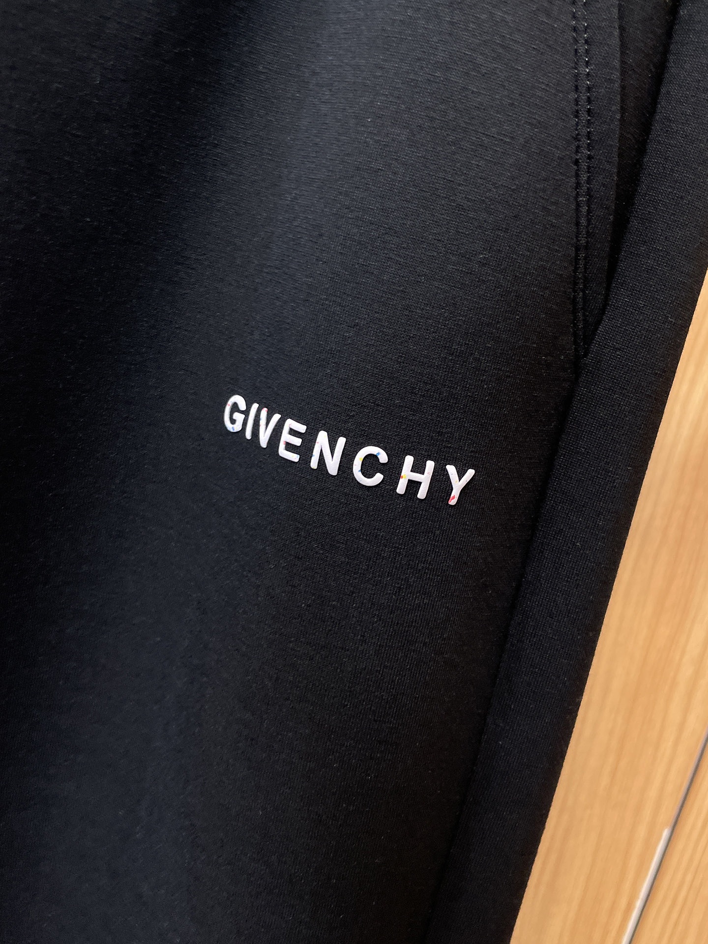 纪梵希 顶级货品🐮 🆕2025秋冬新款休闲裤！官网同步发售。品牌经典LOGO休闲裤 ，定制面料，舒适度极