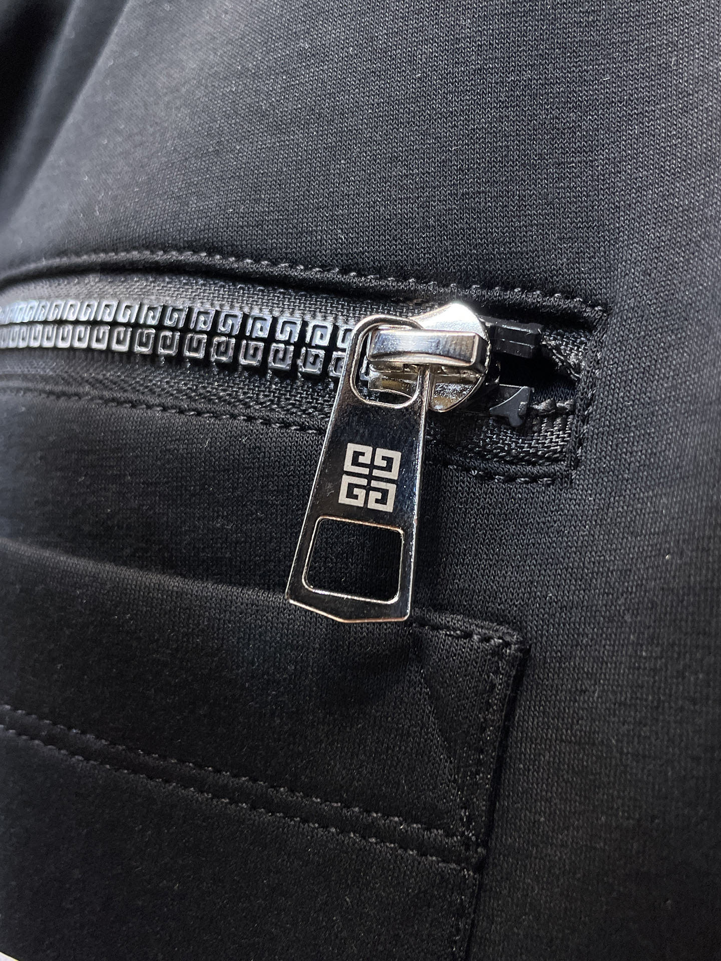 纪梵希 顶级货品🐮 🆕2025秋冬新款休闲裤！官网同步发售。品牌经典LOGO休闲裤 ，定制面料，舒适度极