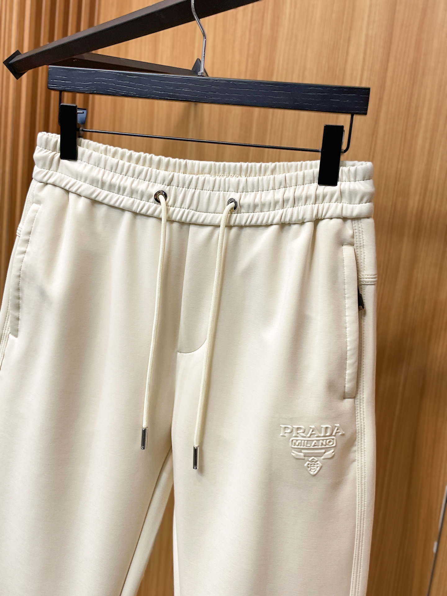 普拉达 顶级货品🐮 🆕2025秋冬新款休闲裤！官网同步发售。品牌经典LOGO休闲裤 ，定制面料，舒适度极