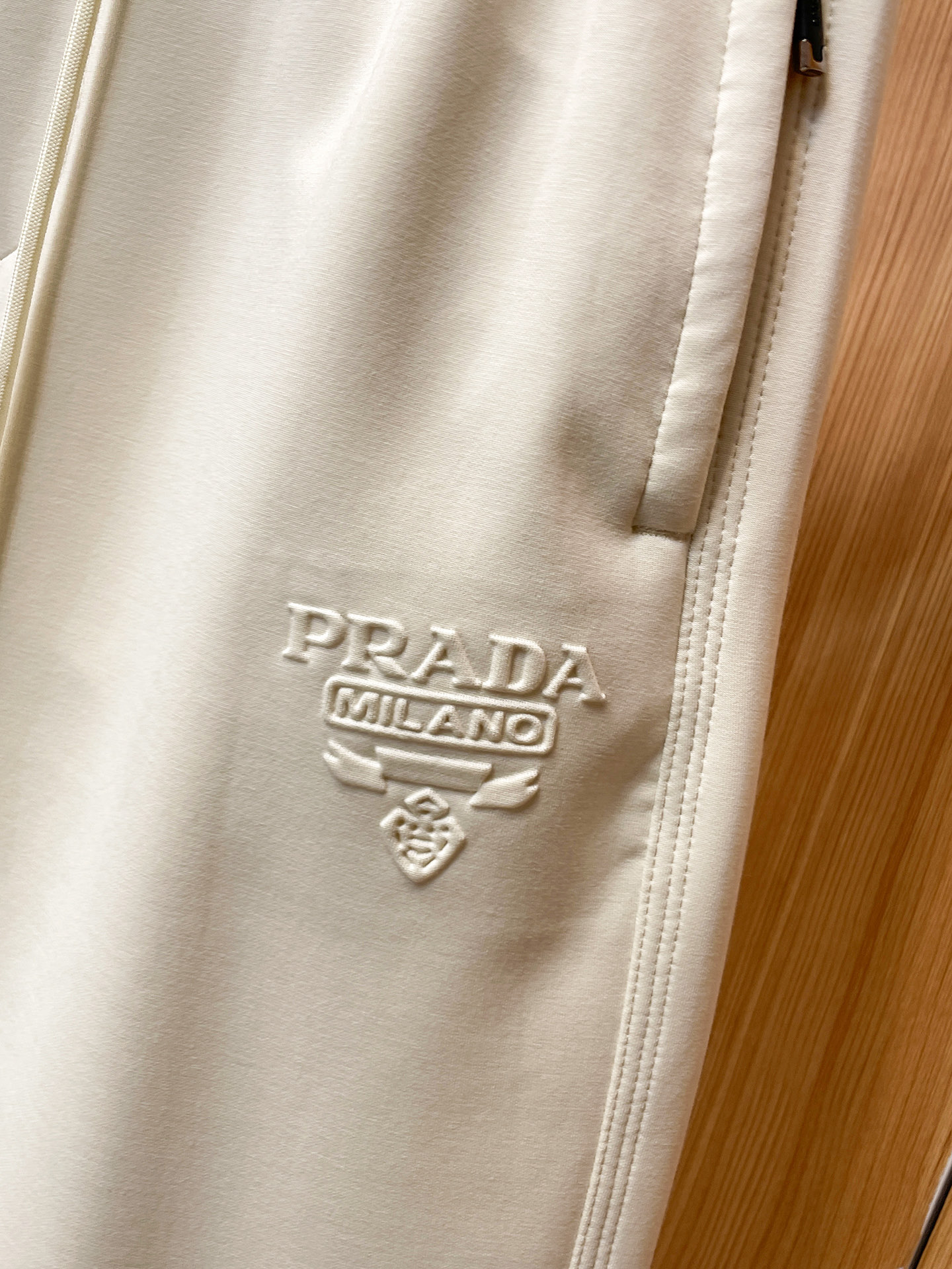 普拉达 顶级货品🐮 🆕2025秋冬新款休闲裤！官网同步发售。品牌经典LOGO休闲裤 ，定制面料，舒适度极