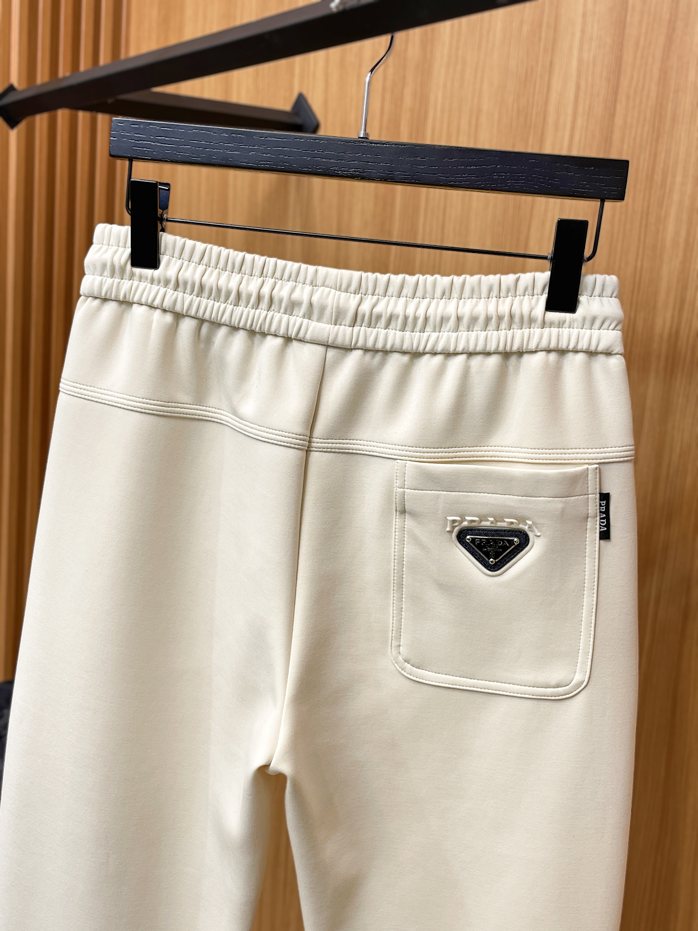 普拉达 顶级货品🐮 🆕2025秋冬新款休闲裤！官网同步发售。品牌经典LOGO休闲裤 ，定制面料，舒适度极