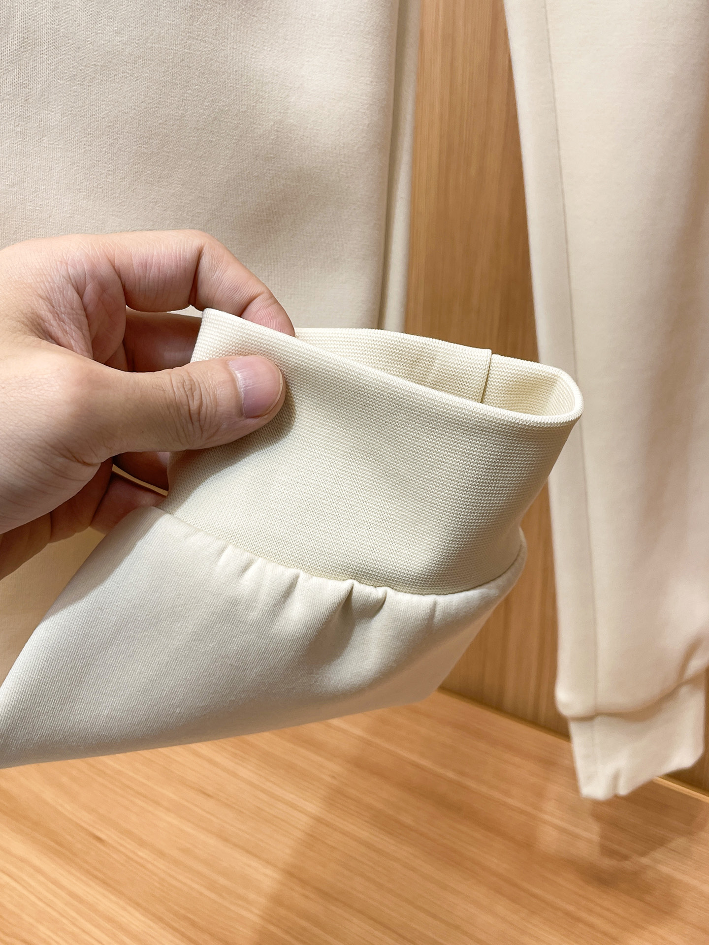 普拉达 顶级货品🐮 🆕2025秋冬新款休闲裤！官网同步发售。品牌经典LOGO休闲裤 ，定制面料，舒适度极