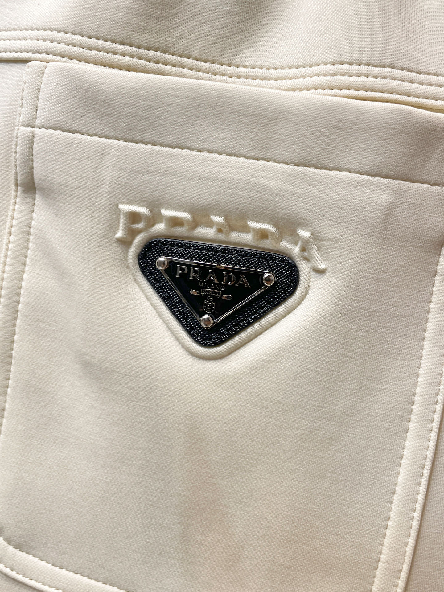 普拉达 顶级货品🐮 🆕2025秋冬新款休闲裤！官网同步发售。品牌经典LOGO休闲裤 ，定制面料，舒适度极