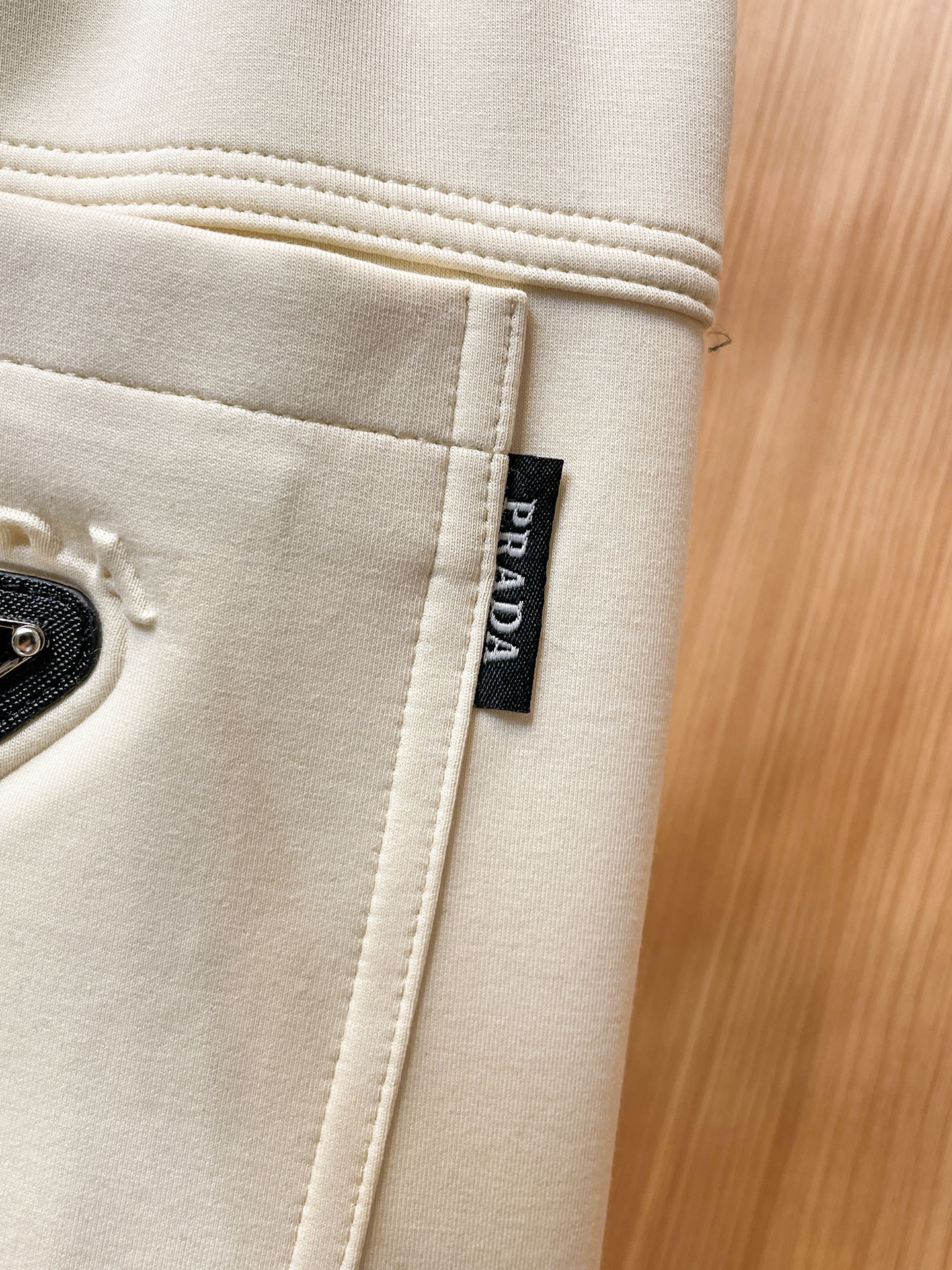 普拉达 顶级货品🐮 🆕2025秋冬新款休闲裤！官网同步发售。品牌经典LOGO休闲裤 ，定制面料，舒适度极