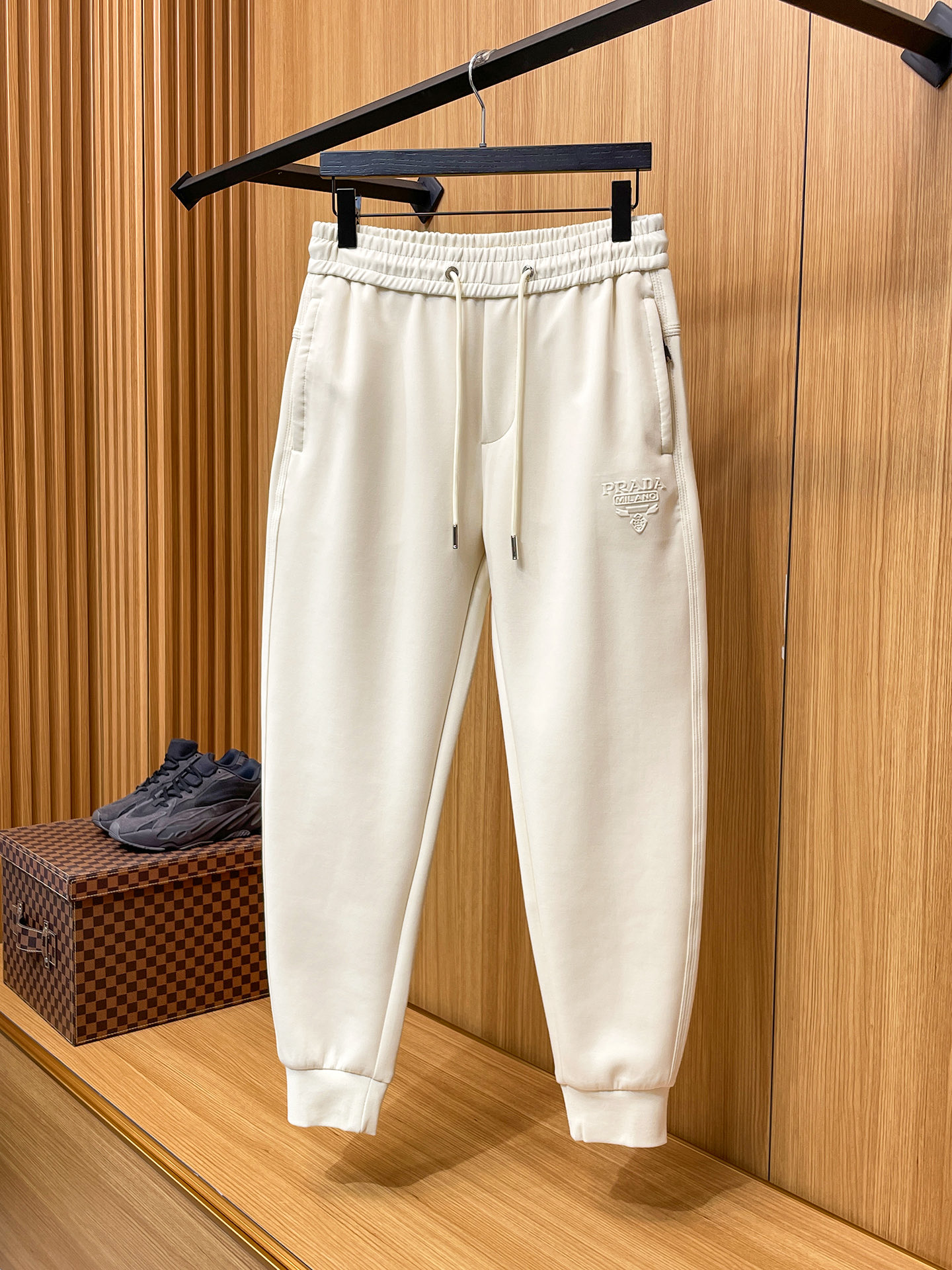 普拉达 顶级货品🐮 🆕2025秋冬新款休闲裤！官网同步发售。品牌经典LOGO休闲裤 ，定制面料，舒适度极