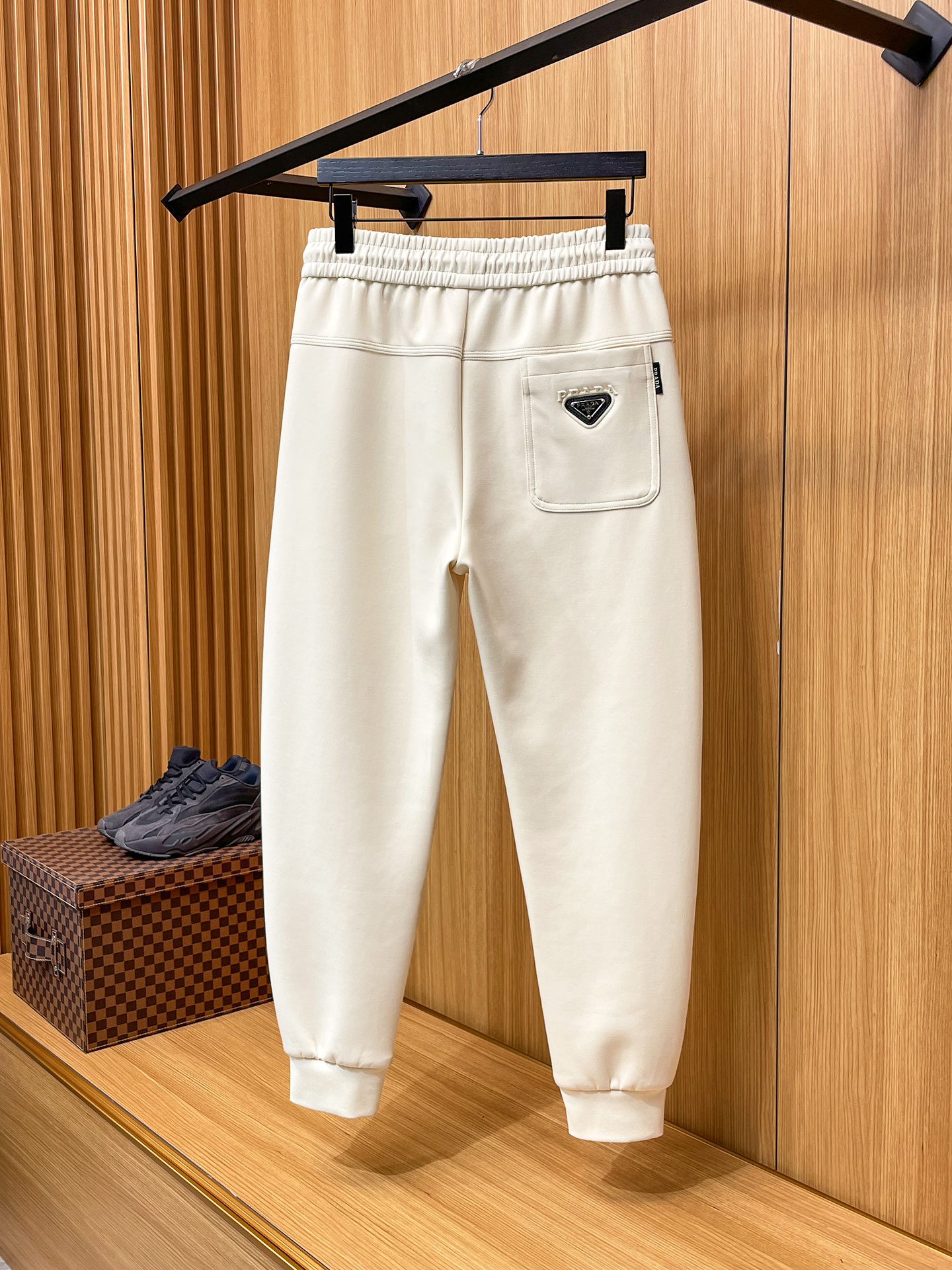 普拉达 顶级货品🐮 🆕2025秋冬新款休闲裤！官网同步发售。品牌经典LOGO休闲裤 ，定制面料，舒适度极