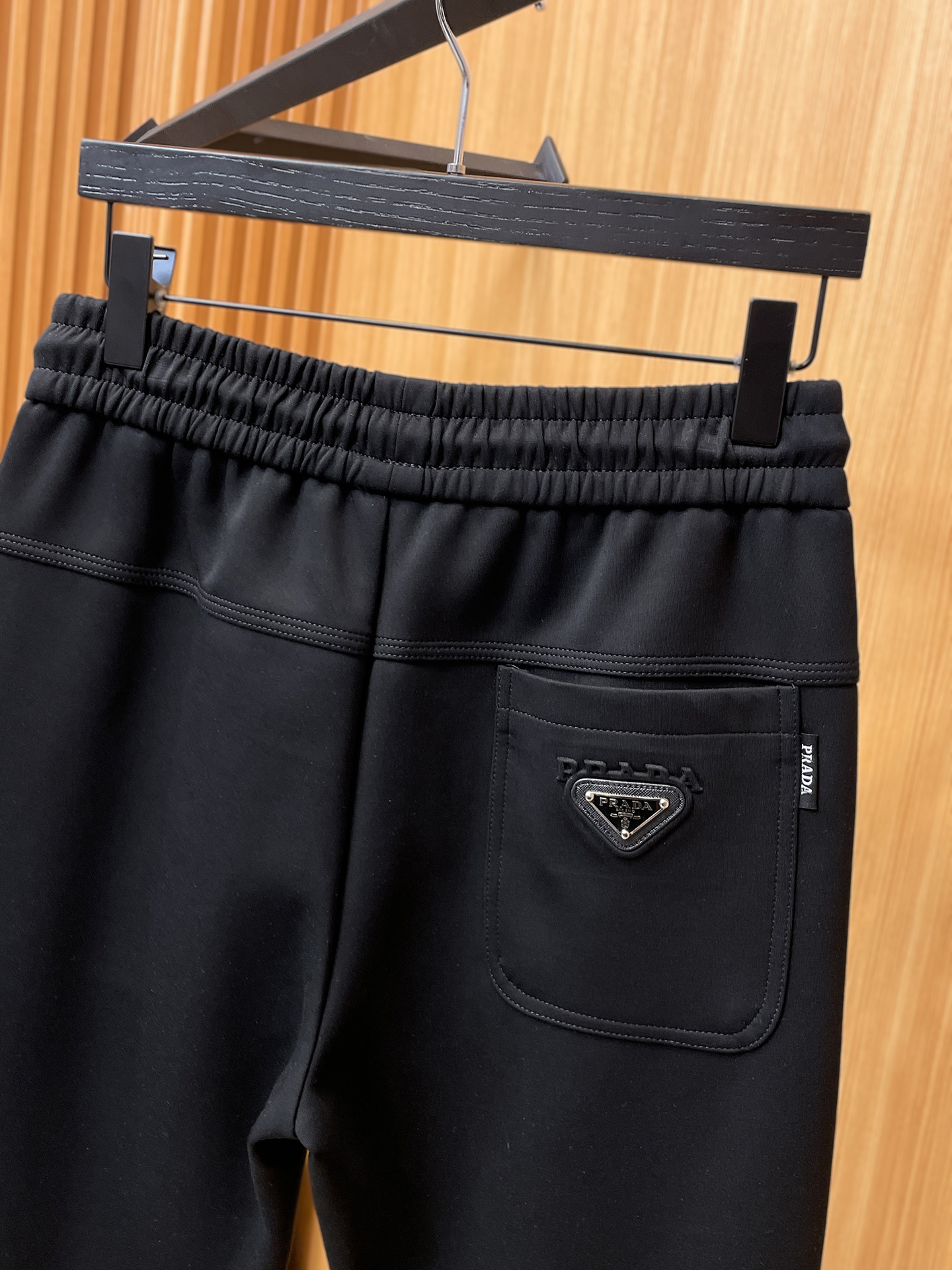 普拉达 顶级货品🐮 🆕2025秋冬新款休闲裤！官网同步发售。品牌经典LOGO休闲裤 ，定制面料，舒适度极