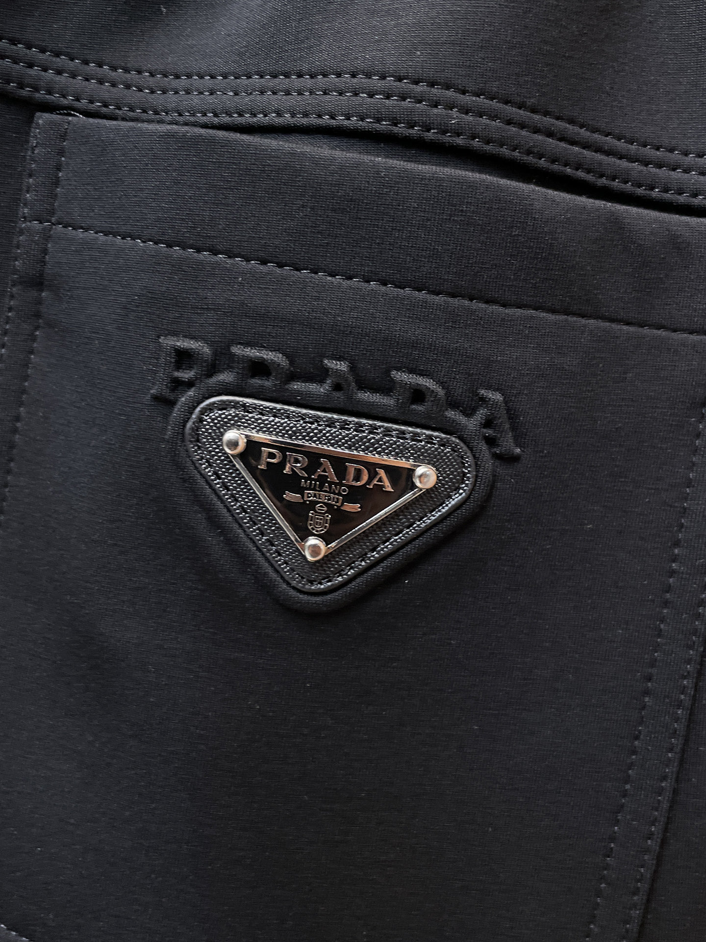 普拉达 顶级货品🐮 🆕2025秋冬新款休闲裤！官网同步发售。品牌经典LOGO休闲裤 ，定制面料，舒适度极