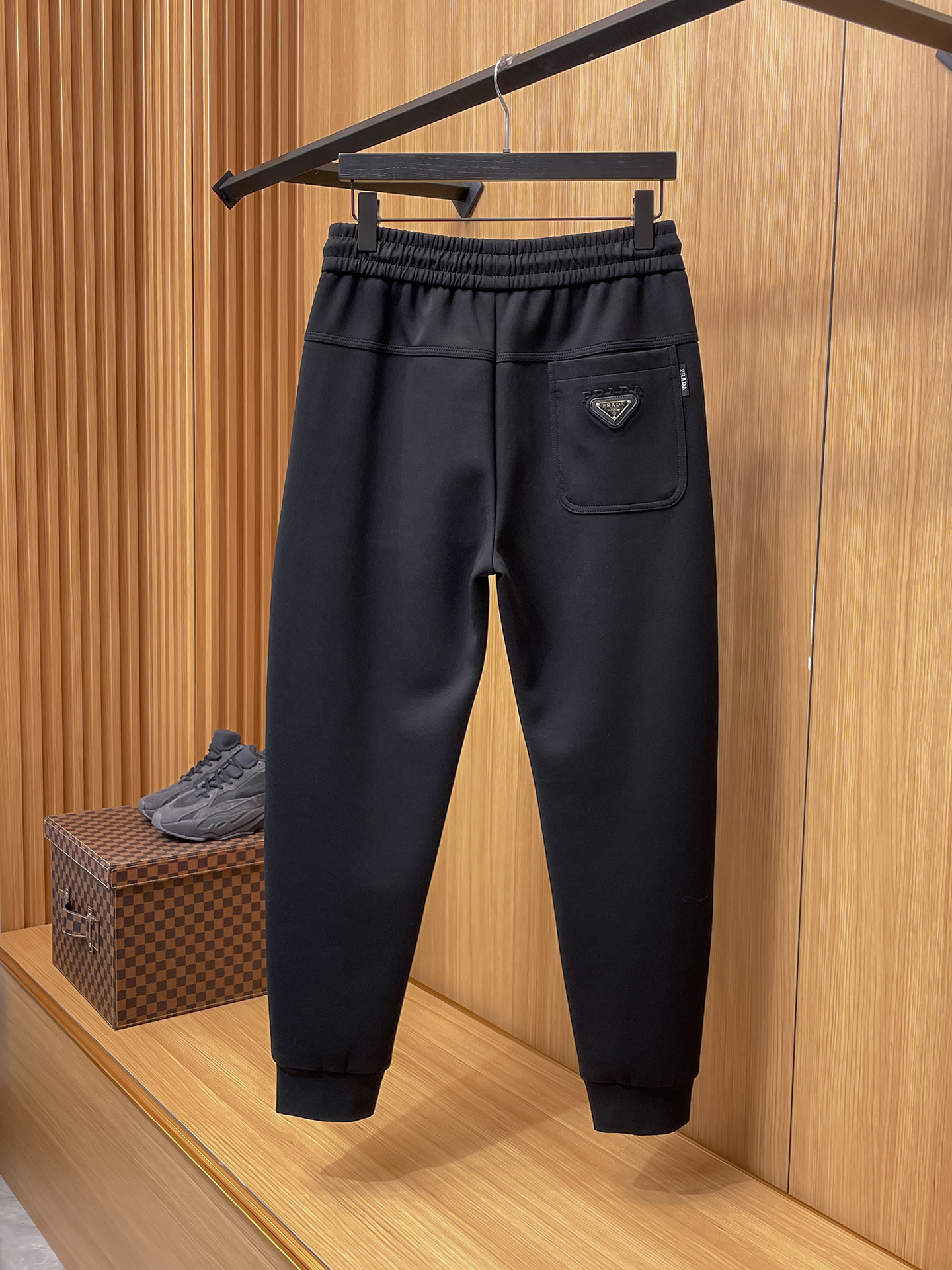 普拉达 顶级货品🐮 🆕2025秋冬新款休闲裤！官网同步发售。品牌经典LOGO休闲裤 ，定制面料，舒适度极
