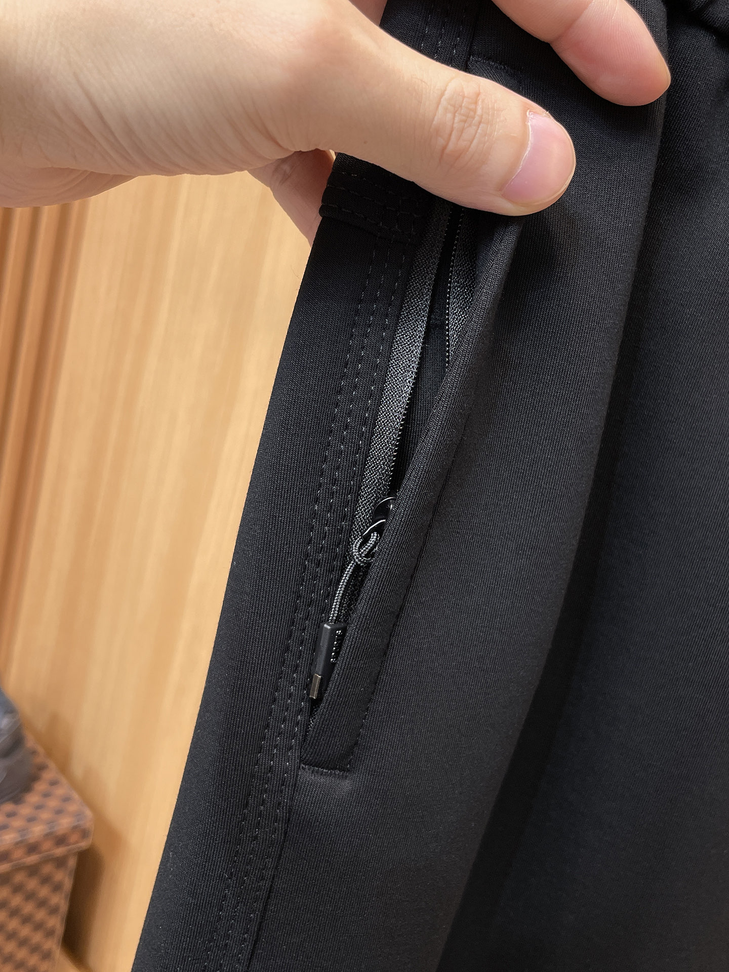 普拉达 顶级货品🐮 🆕2025秋冬新款休闲裤！官网同步发售。品牌经典LOGO休闲裤 ，定制面料，舒适度极