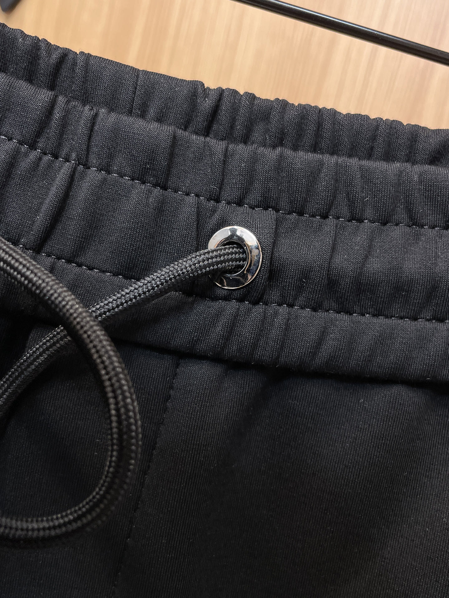 普拉达 顶级货品🐮 🆕2025秋冬新款休闲裤！官网同步发售。品牌经典LOGO休闲裤 ，定制面料，舒适度极