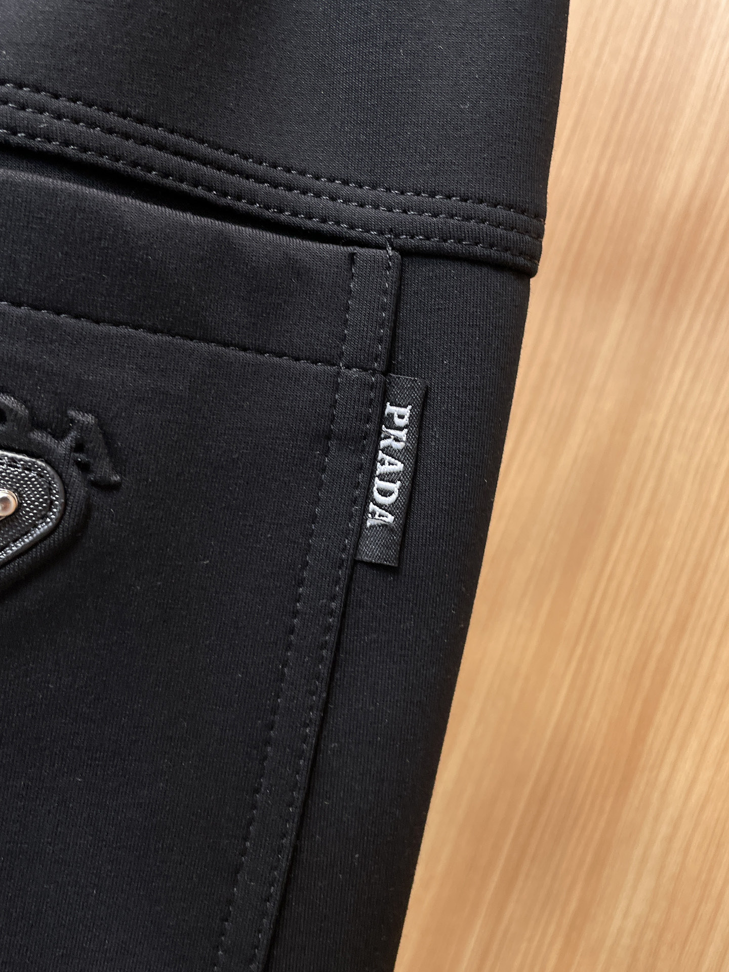 普拉达 顶级货品🐮 🆕2025秋冬新款休闲裤！官网同步发售。品牌经典LOGO休闲裤 ，定制面料，舒适度极