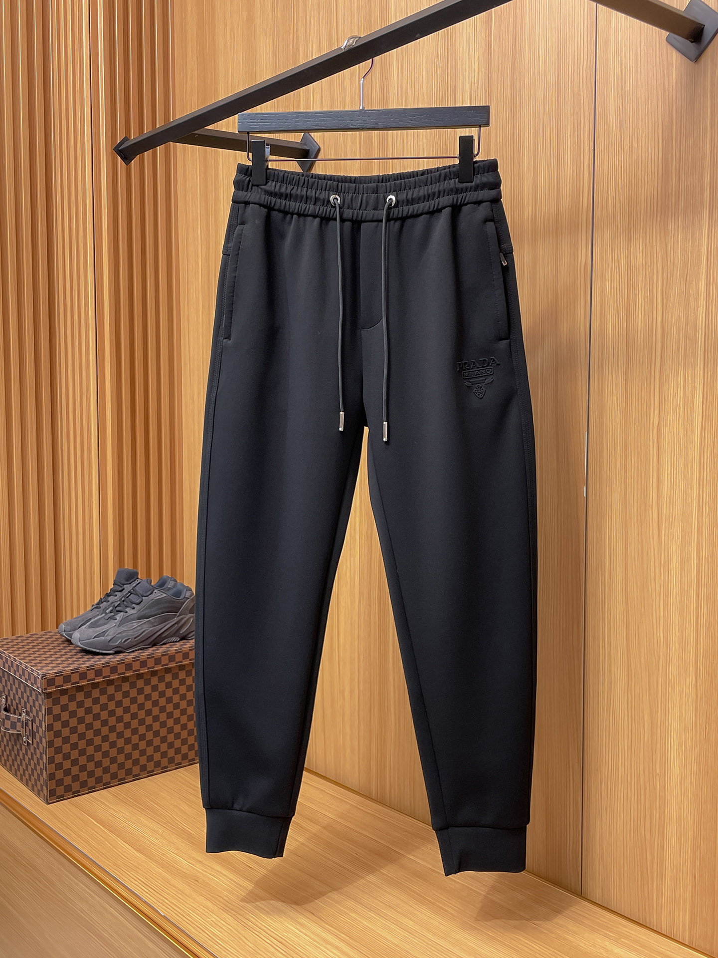 普拉达 顶级货品🐮 🆕2025秋冬新款休闲裤！官网同步发售。品牌经典LOGO休闲裤 ，定制面料，舒适度极