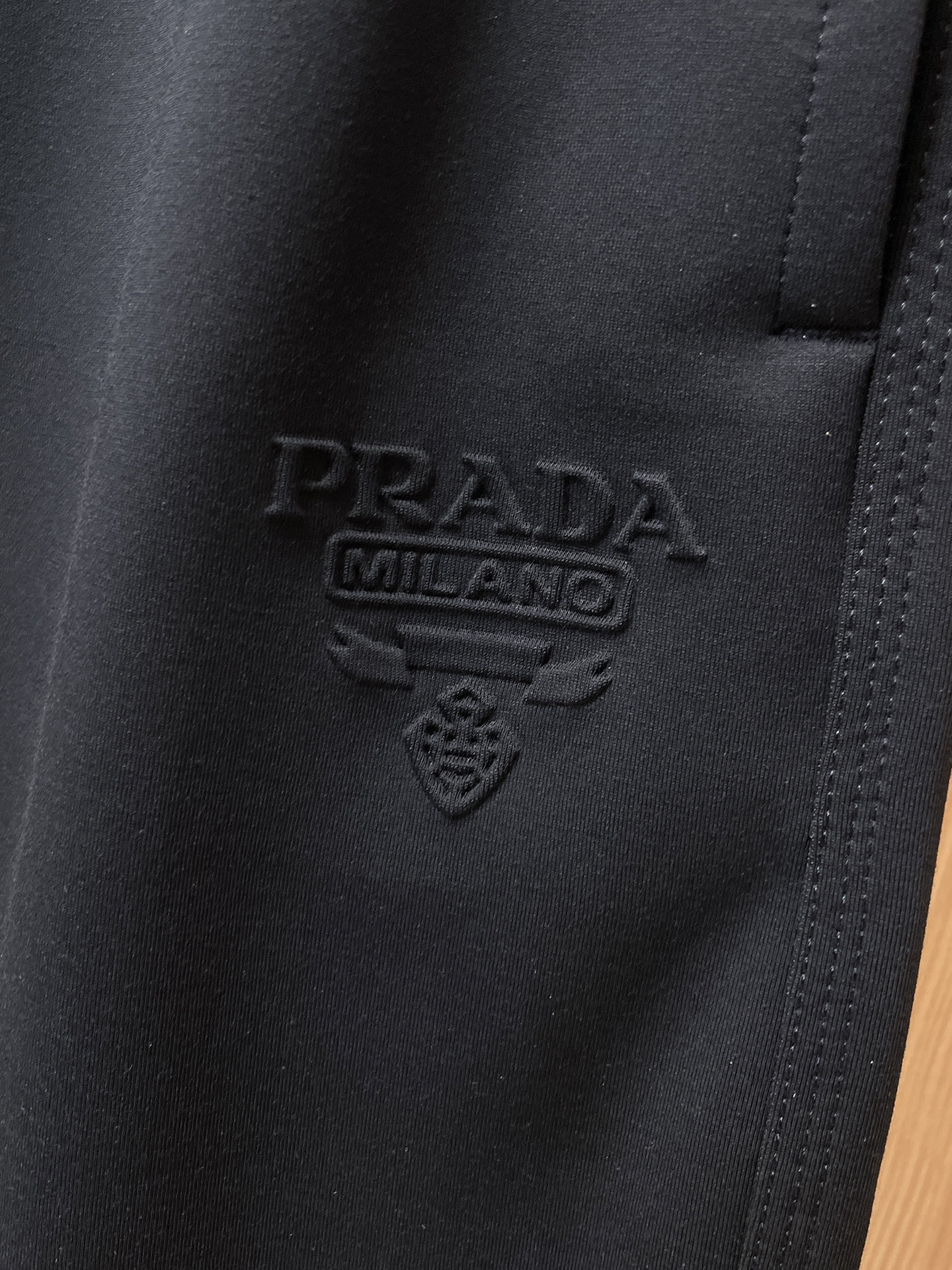 普拉达 顶级货品🐮 🆕2025秋冬新款休闲裤！官网同步发售。品牌经典LOGO休闲裤 ，定制面料，舒适度极