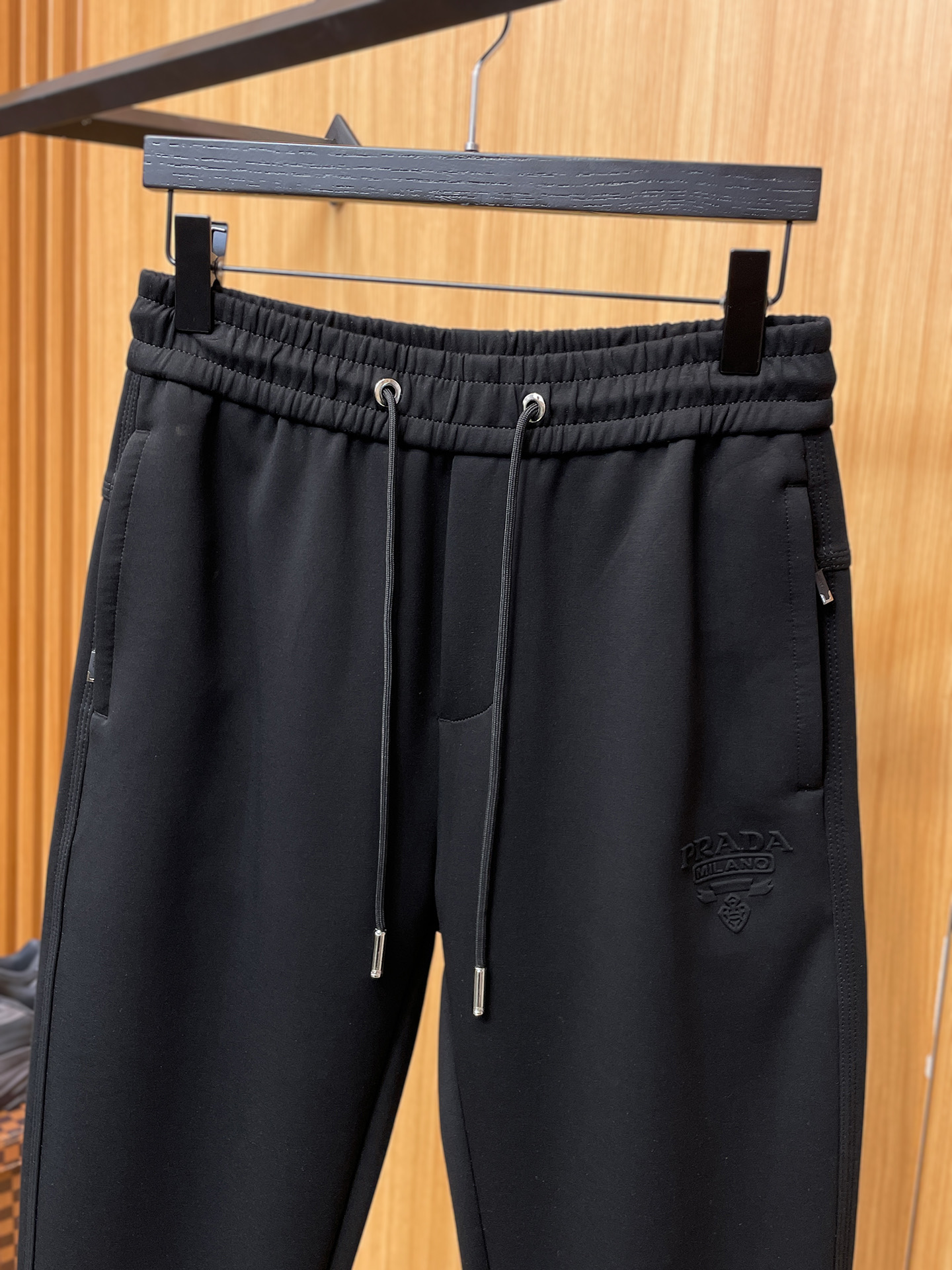 普拉达 顶级货品🐮 🆕2025秋冬新款休闲裤！官网同步发售。品牌经典LOGO休闲裤 ，定制面料，舒适度极