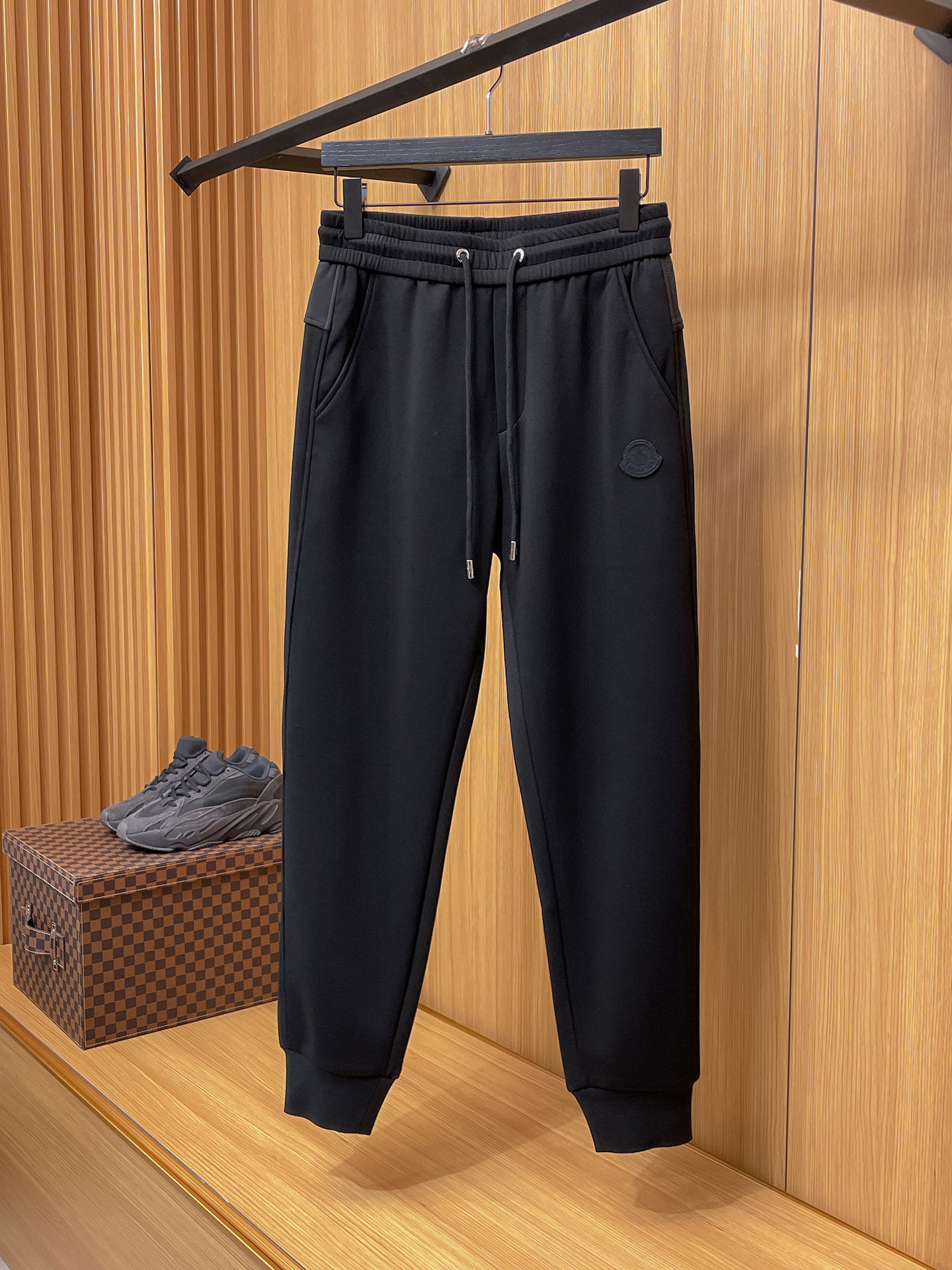 蒙口 顶级货品🐮 🆕2025秋冬新款休闲裤！官网同步发售。品牌经典LOGO休闲裤 ，定制面料，舒适度极好