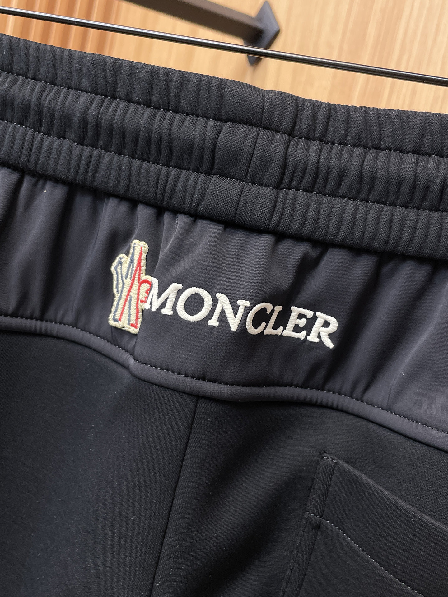 蒙口 顶级货品🐮 🆕2025秋冬新款休闲裤！官网同步发售。品牌经典LOGO休闲裤 ，定制面料，舒适度极好