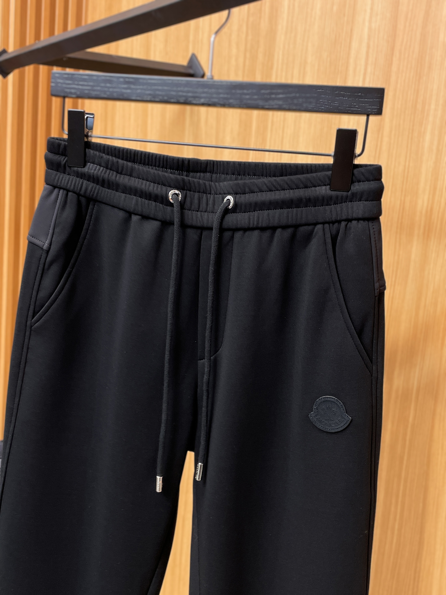 蒙口 顶级货品🐮 🆕2025秋冬新款休闲裤！官网同步发售。品牌经典LOGO休闲裤 ，定制面料，舒适度极好