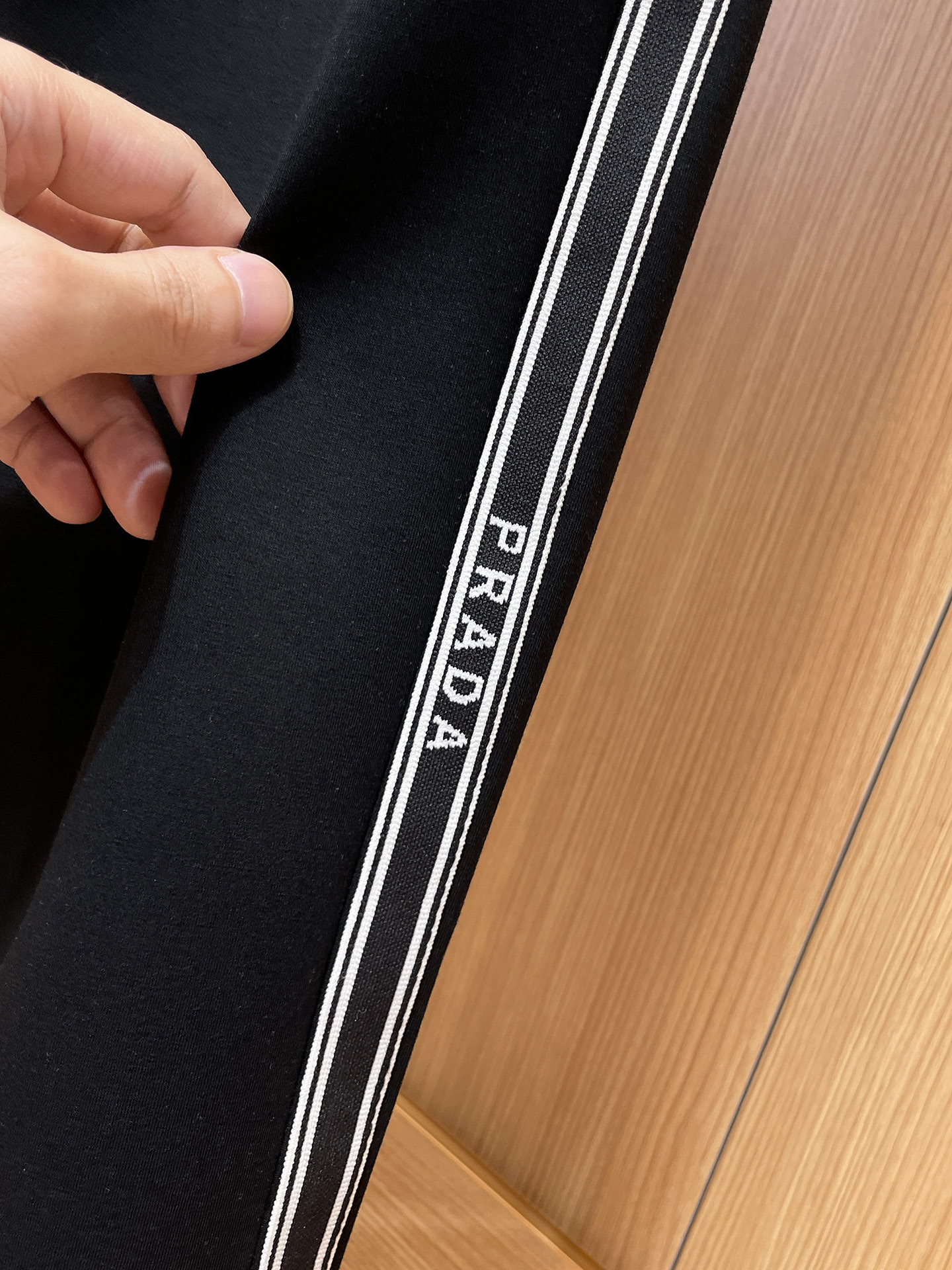 普拉达 顶级货品🐮 🆕2025秋冬新款休闲裤！官网同步发售。品牌经典LOGO休闲裤 ，定制面料，舒适度极