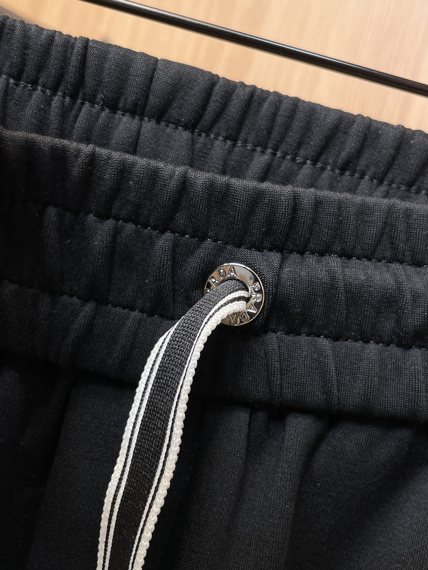 普拉达 顶级货品🐮 🆕2025秋冬新款休闲裤！官网同步发售。品牌经典LOGO休闲裤 ，定制面料，舒适度极