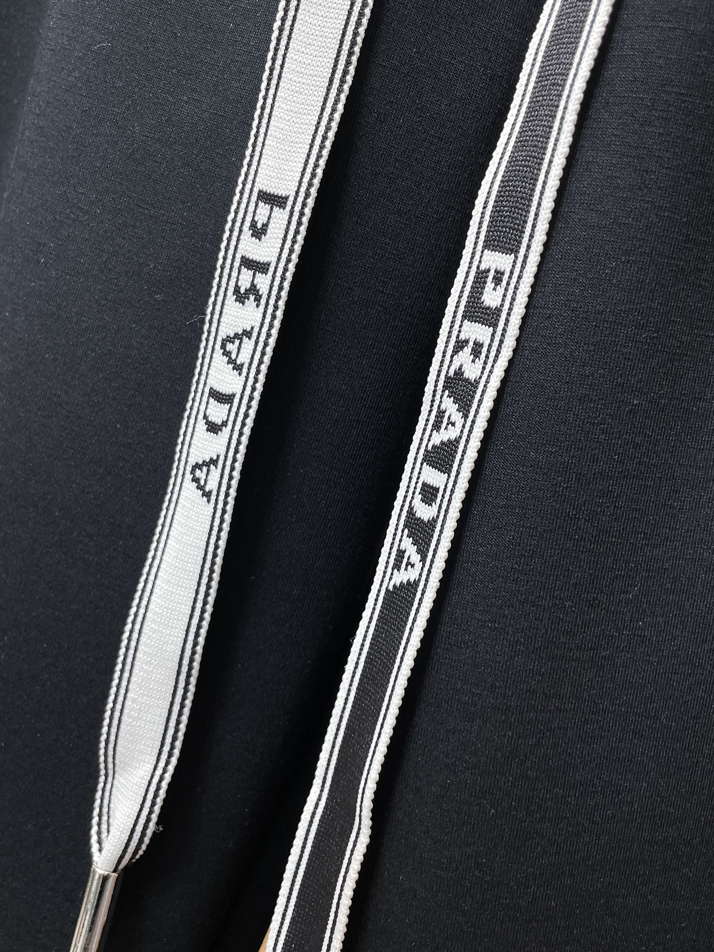 普拉达 顶级货品🐮 🆕2025秋冬新款休闲裤！官网同步发售。品牌经典LOGO休闲裤 ，定制面料，舒适度极