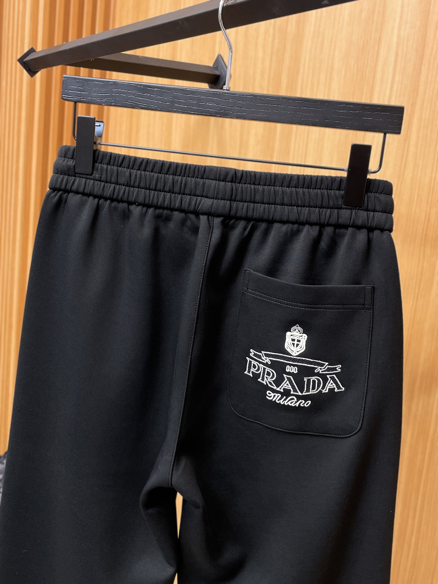 普拉达 顶级货品🐮 🆕2025秋冬新款休闲裤！官网同步发售。品牌经典LOGO休闲裤 ，定制面料，舒适度极