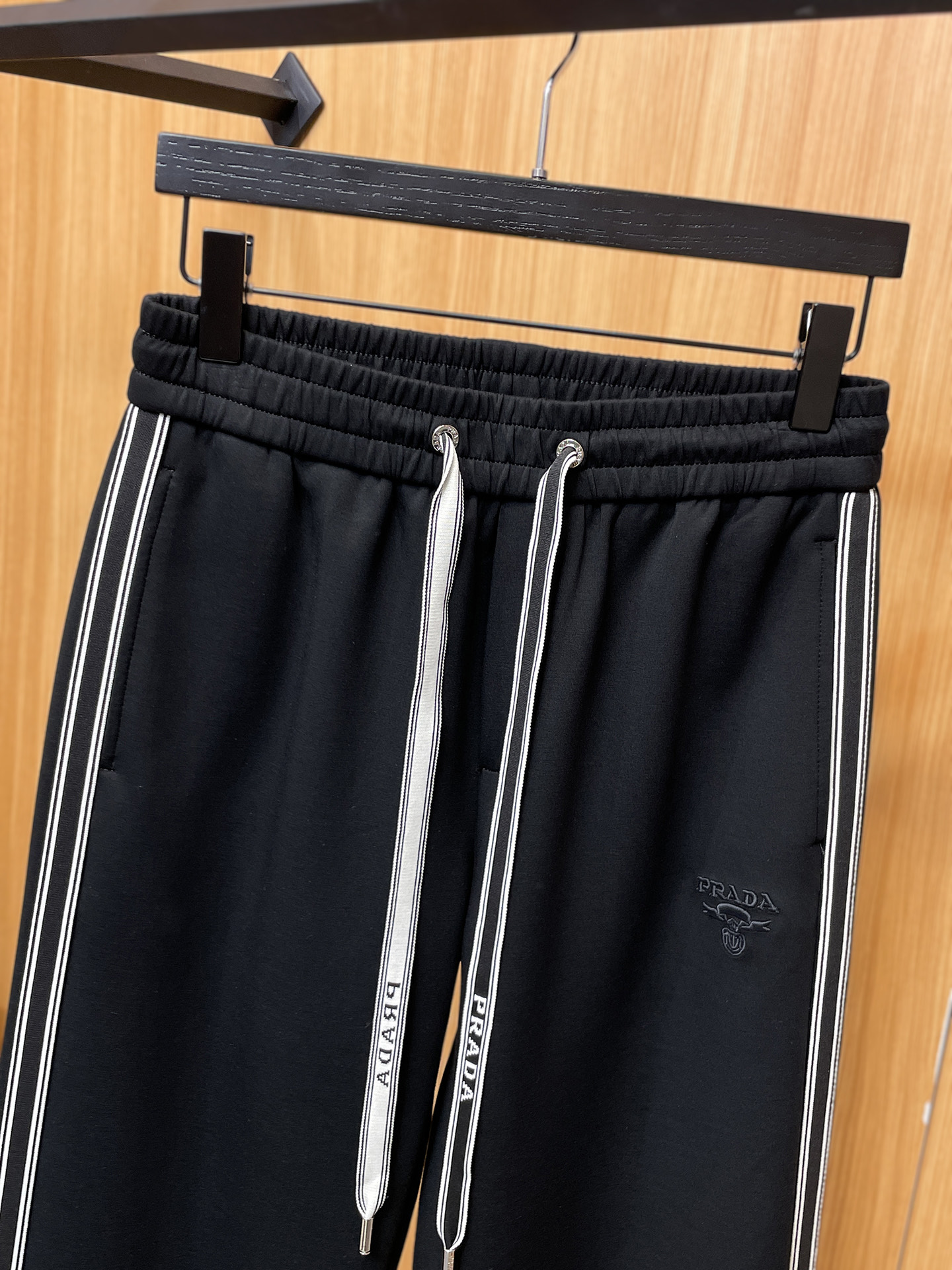 普拉达 顶级货品🐮 🆕2025秋冬新款休闲裤！官网同步发售。品牌经典LOGO休闲裤 ，定制面料，舒适度极