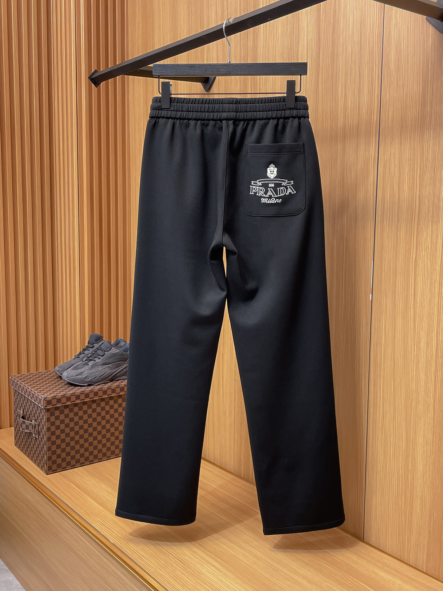 普拉达 顶级货品🐮 🆕2025秋冬新款休闲裤！官网同步发售。品牌经典LOGO休闲裤 ，定制面料，舒适度极