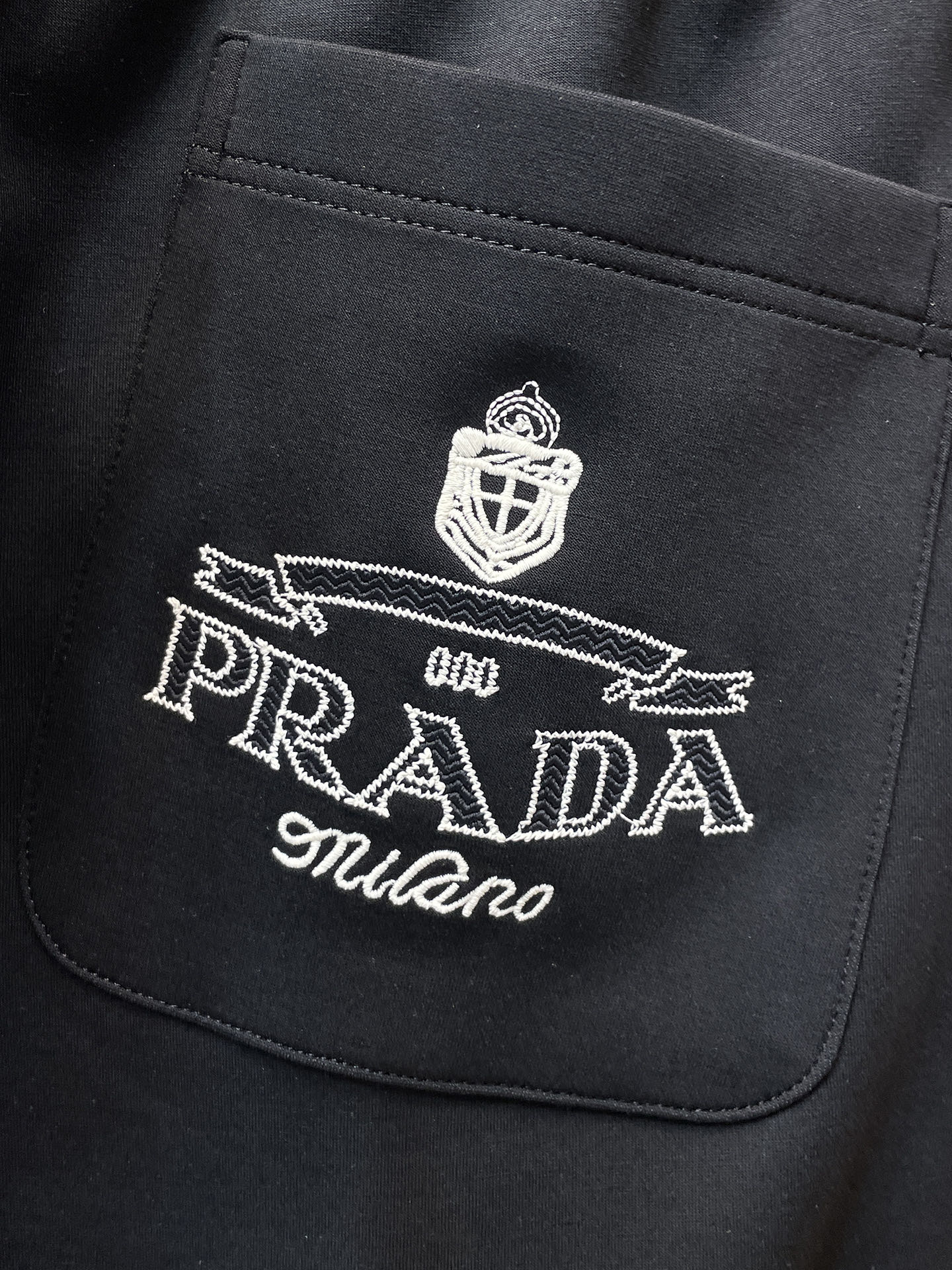 普拉达 顶级货品🐮 🆕2025秋冬新款休闲裤！官网同步发售。品牌经典LOGO休闲裤 ，定制面料，舒适度极