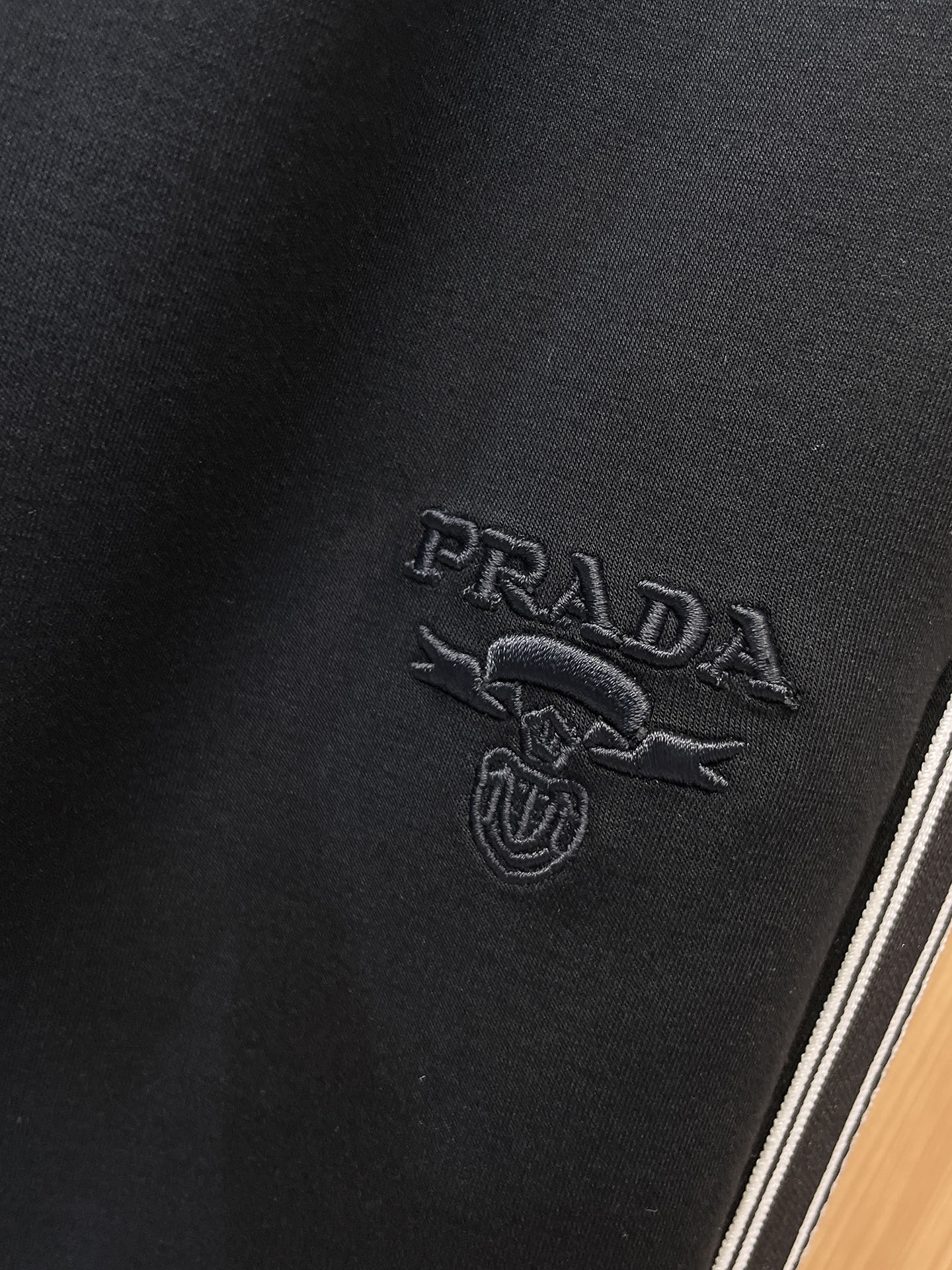 普拉达 顶级货品🐮 🆕2025秋冬新款休闲裤！官网同步发售。品牌经典LOGO休闲裤 ，定制面料，舒适度极