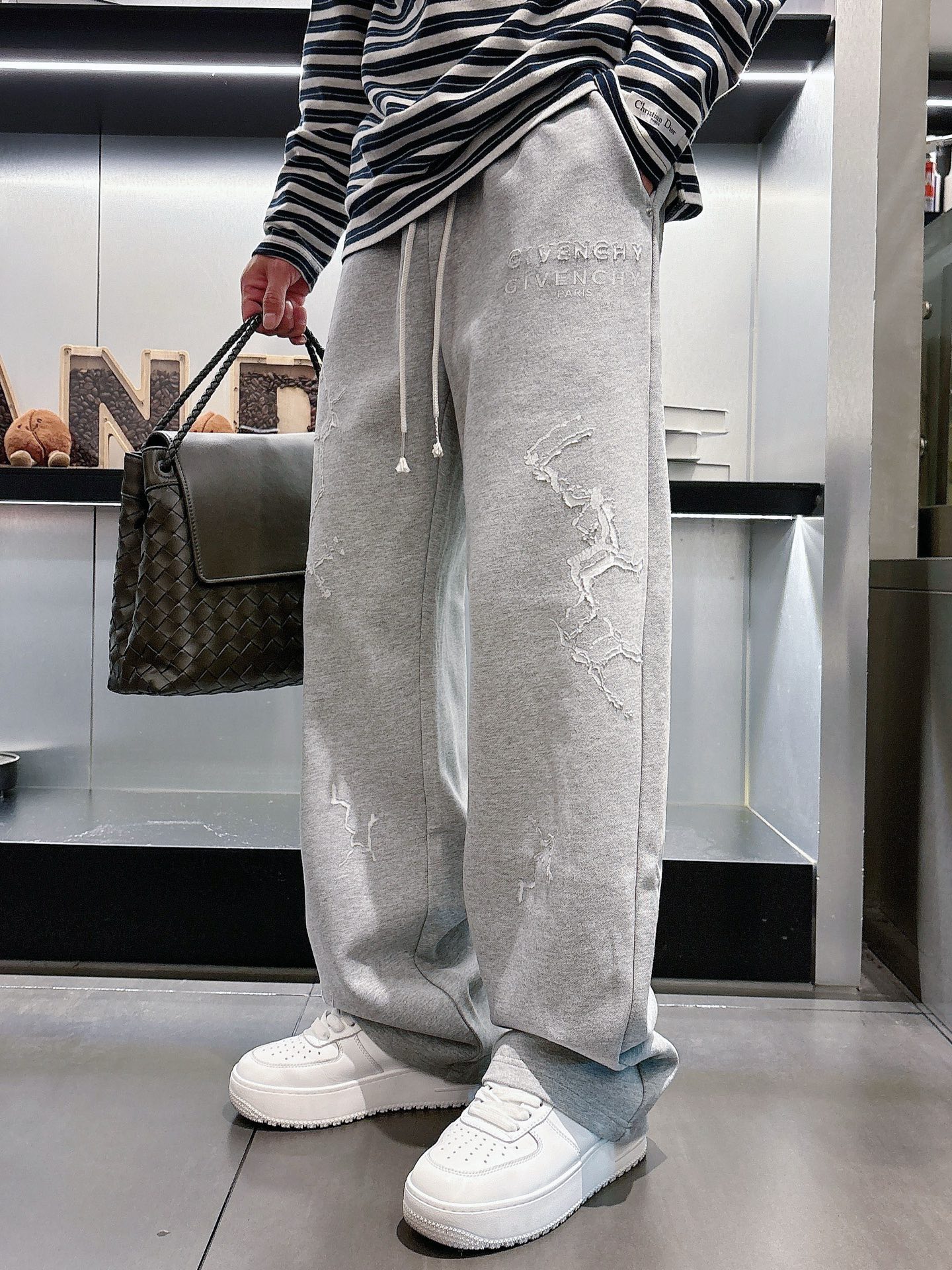 _dov9sx3-XHMc9LMeyDdRT61vzKniBLXEP7bEtwQ