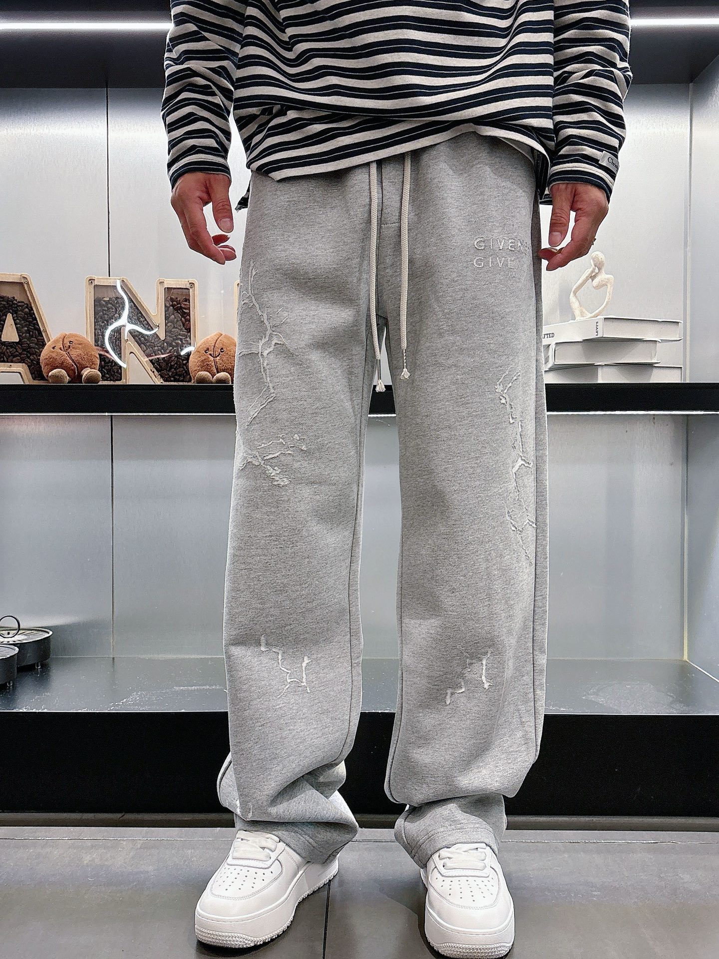 NO:608277,Givenchy top products 2025 autumn and winter new casual pants!  On sale simultaneously on the official website. Brand classic LOGO casual pants, customized fabrics, excellent comfort, strong touch. Highly recognizable, perfect appearance and craftsmanship. Sizes M-3XL, givenchy, alexander wang19860909纪梵希 顶级货品 2025秋冬新款休闲裤！官网同步发售.品牌经典LOGO休闲裤 ,定制面料,舒适度极好,手触感强烈.辨识度极高,完美品相工艺. 尺码M-3XL,,givenchy,alexander wang,Men's clothing