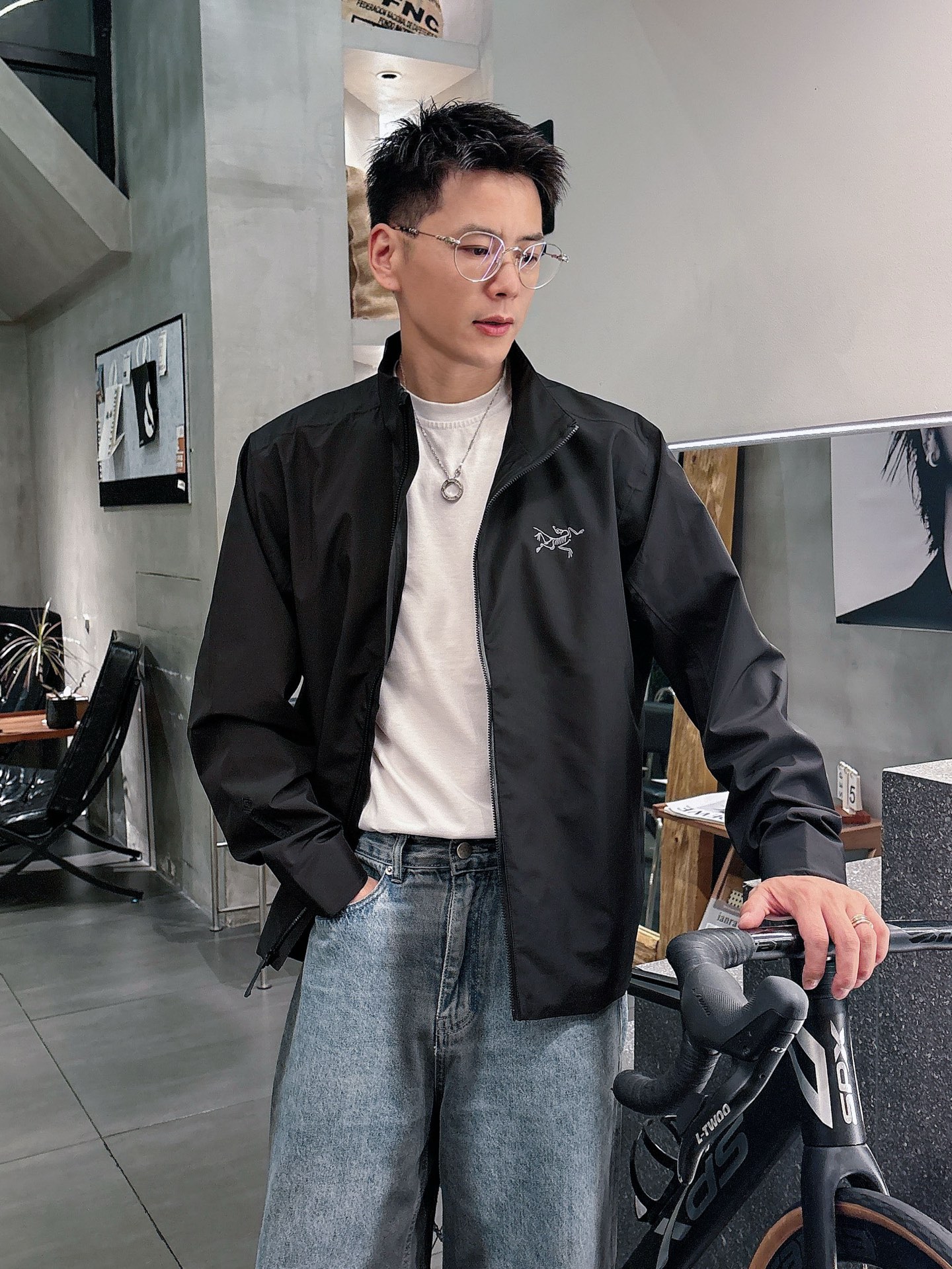 NO:572774,Arc'teryx's new jacket, original order, fashionable jacket made of imported Italian fabrics. The European counters are synchronized, the upper body is more casual and generous, and the counter's original hardware is a new luxury and high-end customized accessory!  Luxurious brand-specific logo embellishment design, the highest quality shipments in the market, original accessories, the ultimate in luxury!  Soft and comfortable. The upper body is very handsome!  Suitable for any scene!  Size: S-2xl (European version), arc'teryx, jackets & coats, jackets & coats, alexander wang19860909始祖鸟新款夹克外套,原单狠货 意大利进口面料时尚夹克外套.欧洲专柜同步,上身更随意大方,专柜原版五金奢华高档定制配饰新作！奢华品牌特质logo点缀设计,市场最高品质出货、原版辅料,奢华极致！柔软舒适.上身爆帅！适合任意场景！码数:S-2xl（欧版）,arc'teryx,jackets & coats,jackets & coats,alexander wang,Men's clothing