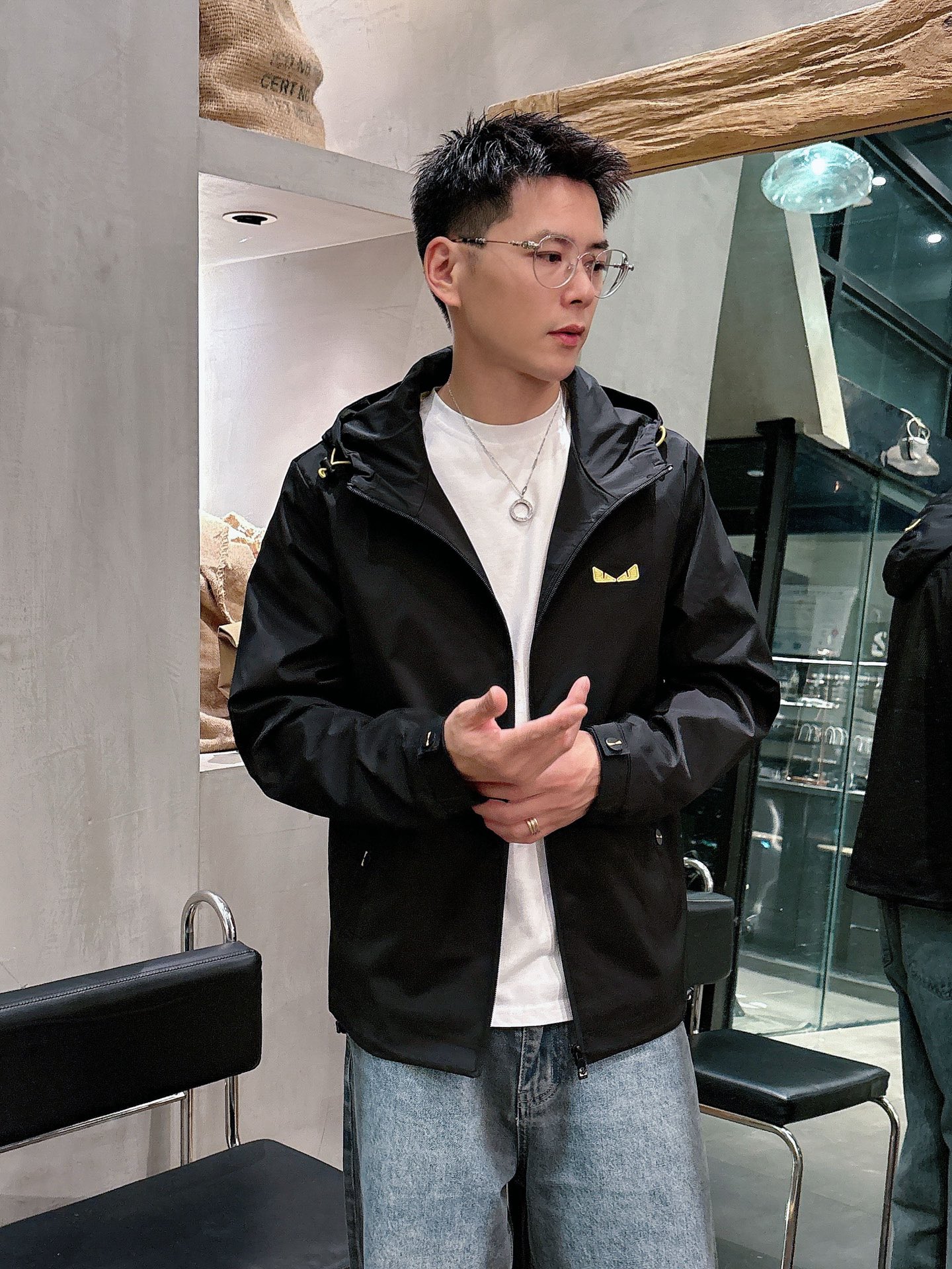 NO:572778,Fendi's new jackets, original products, fashionable jackets made of imported Italian fabrics. The European counters are synchronized, the upper body is more casual and generous, and the counter's original hardware is a new luxury high-end customized accessory!  Luxurious brand-specific logo embellishment design, the highest quality shipments in the market, original accessories, the ultimate in luxury!  Soft and comfortable. The upper body is very handsome!  Suitable for any scene!  Size: M-3xl,,fendi,jackets & coats,jackets & coats,alexander wang19860909芬迪新款夹克外套,原单狠货 意大利进口面料时尚夹克外套.欧洲专柜同步,上身更随意大方,专柜原版五金奢华高档定制配饰新作！奢华品牌特质logo点缀设计,市场最高品质出货、原版辅料,奢华极致！柔软舒适.上身爆帅！适合任意场景！码数:M-3xl,,fendi,jackets & coats,jackets & coats,alexander wang,Men's clothing