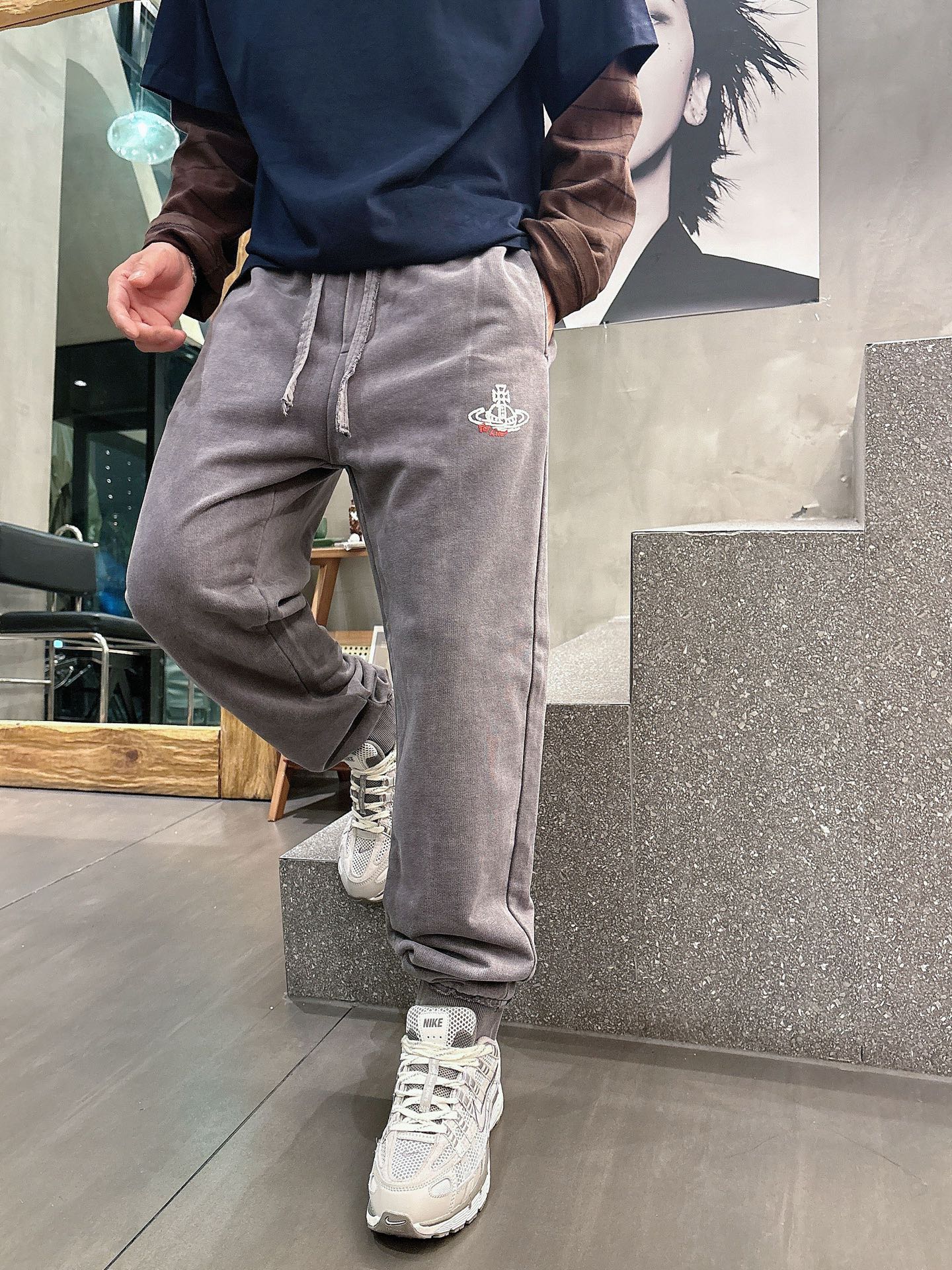 Vivienne Westwood Classic Logo Casual Pants - Comfortable & Stylish 2 i1757770176425 6727 0 5