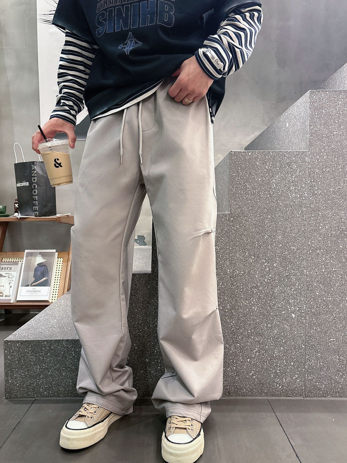 NO:527725,Balenciaga Top products New autumn and winter casual pants!  The official website is released simultaneously. The brand's classic LOGO casual pants, customized fabric, excellent comfort, strong hand touch. Extremely recognizable, perfect quality craftsmanship. Size M-3XL, balenciaga, alexander wang19860909巴黎世家 顶级货品 秋冬新款休闲裤！官网同步发售.品牌经典LOGO休闲裤 ,定制面料,舒适度极好,手触感强烈.辨识度极高,完美品相工艺. 尺码M-3XL,,balenciaga,alexander wang,Men's clothing