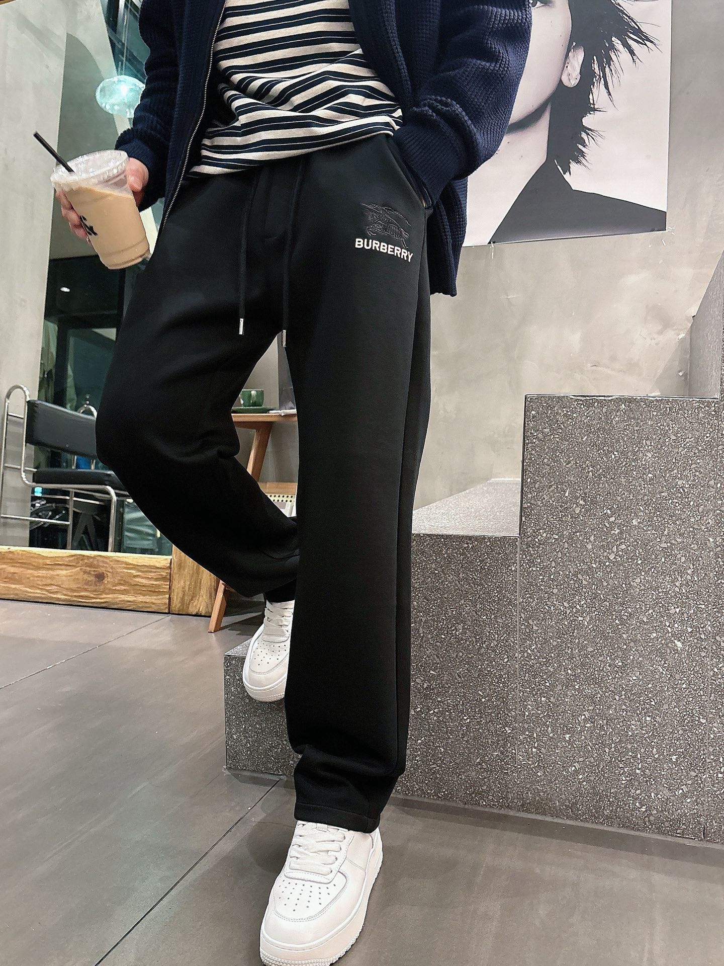 NO:527740,Burberry Top Products New Autumn and Winter Casual Pants!  The official website is released simultaneously. The brand's classic LOGO casual pants, customized fabric, excellent comfort, strong hand touch. Extremely recognizable, perfect quality craftsmanship. Size M-3XL, burberry, alexander wang19860909巴宝莉 顶级货品 秋冬新款休闲裤！官网同步发售.品牌经典LOGO休闲裤 ,定制面料,舒适度极好,手触感强烈.辨识度极高,完美品相工艺. 尺码M-3XL,,burberry,alexander wang,Men's clothing