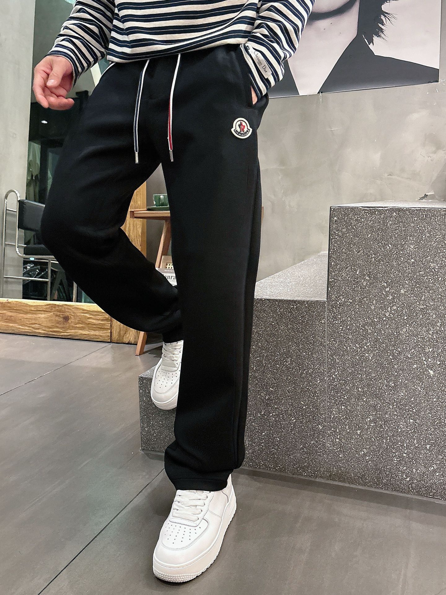 NO:527708,The masked top-notch products, new autumn and winter casual pants!  The official website is released simultaneously. The brand's classic LOGO casual pants, customized fabric, excellent comfort, strong hand touch. Very high recognition, perfect quality craftsmanship. Size M-3XL, Moncler, alexander wang19860909蒙口 顶级货品 秋冬新款休闲裤！官网同步发售.品牌经典LOGO休闲裤 ,定制面料,舒适度极好,手触感强烈.辨识度极高,完美品相工艺. 尺码M-3XL,,Moncler,alexander wang,Men's clothing