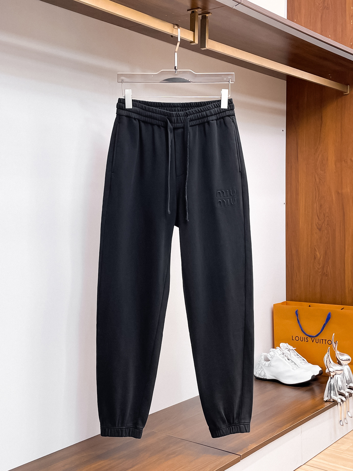 MIU 顶级货品🐮 🆕2026春夏新款休闲裤！官网同步发售。品牌经典LOGO休闲裤 ，定制面料，舒适度极