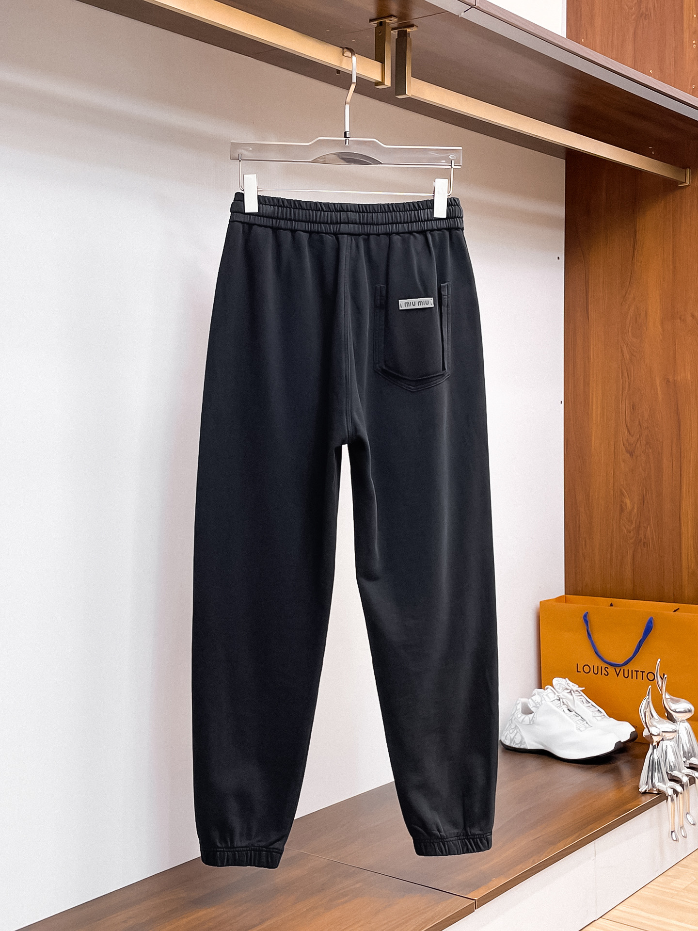 MIU 顶级货品🐮 🆕2026春夏新款休闲裤！官网同步发售。品牌经典LOGO休闲裤 ，定制面料，舒适度极