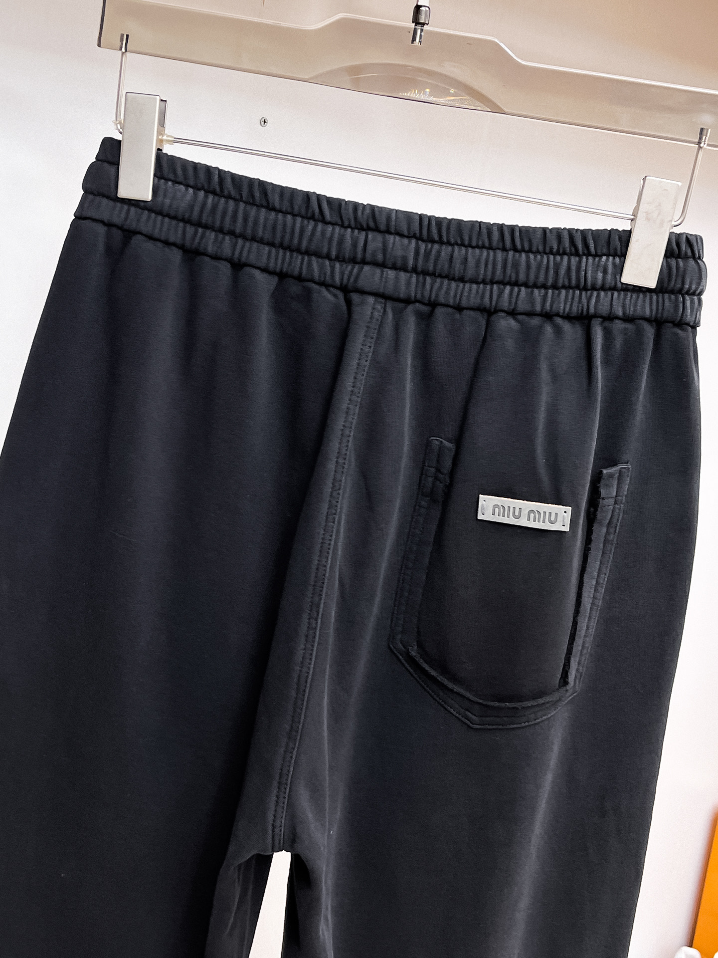MIU 顶级货品🐮 🆕2026春夏新款休闲裤！官网同步发售。品牌经典LOGO休闲裤 ，定制面料，舒适度极