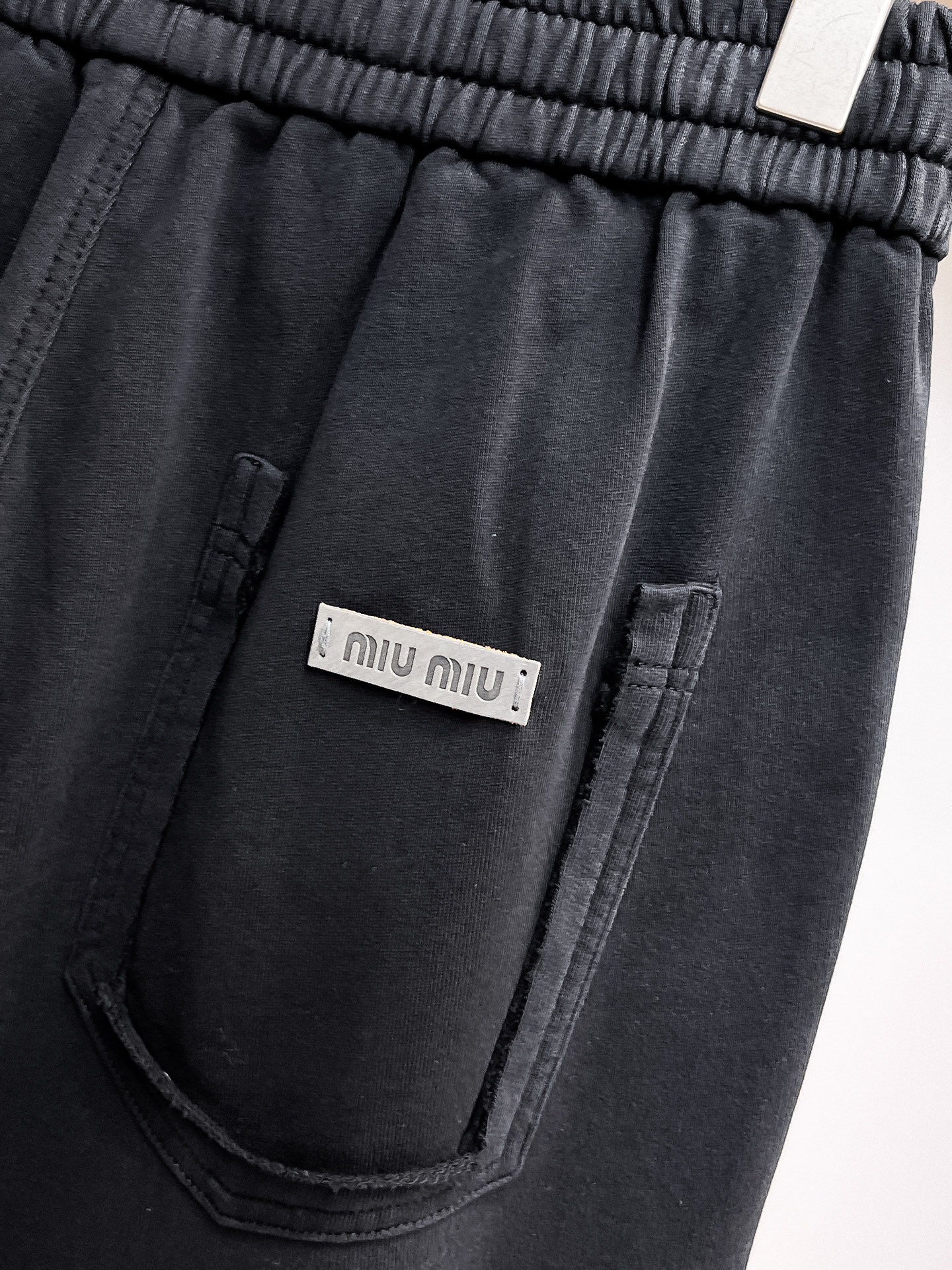 MIU 顶级货品🐮 🆕2026春夏新款休闲裤！官网同步发售。品牌经典LOGO休闲裤 ，定制面料，舒适度极