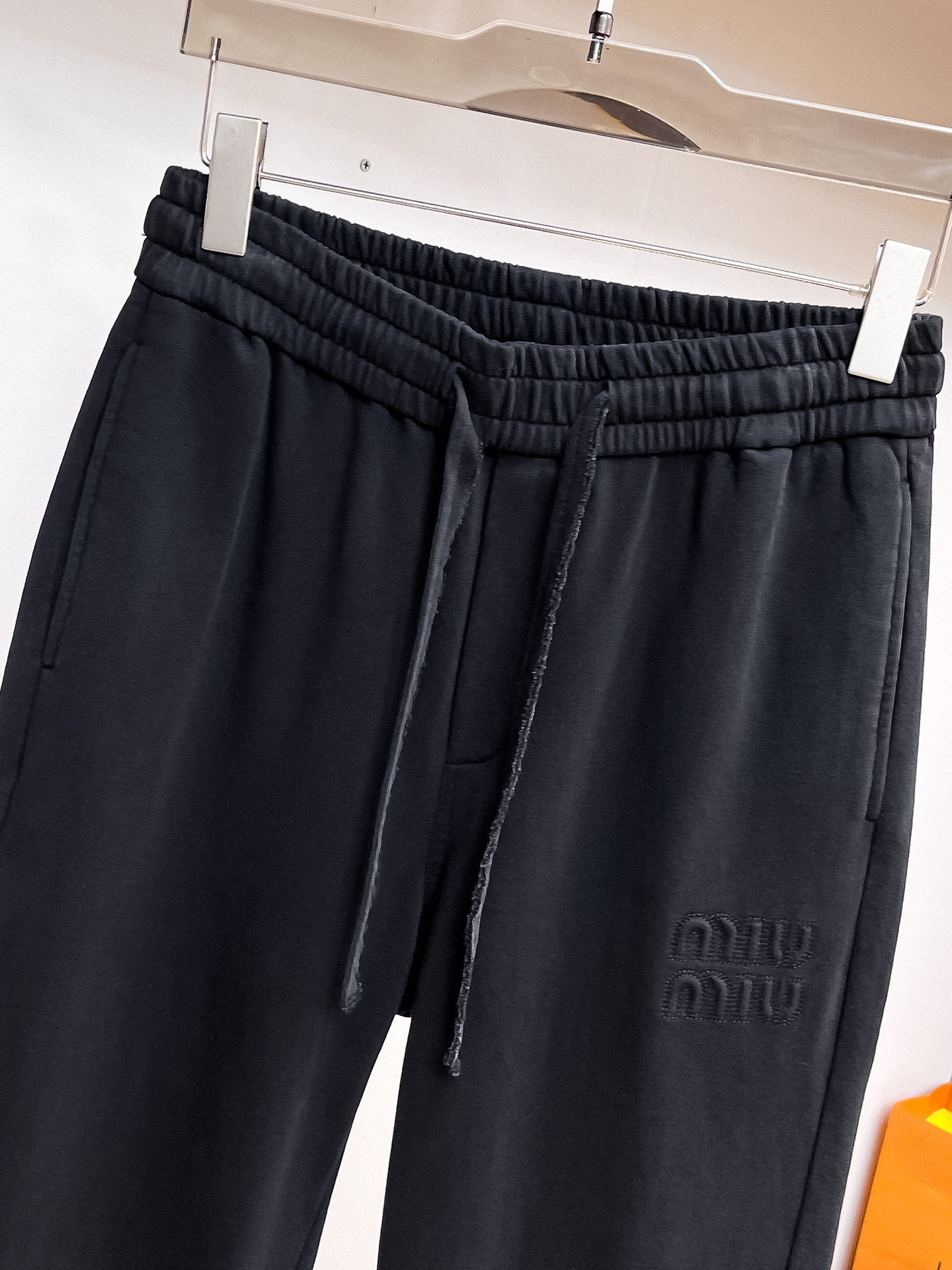 MIU 顶级货品🐮 🆕2026春夏新款休闲裤！官网同步发售。品牌经典LOGO休闲裤 ，定制面料，舒适度极